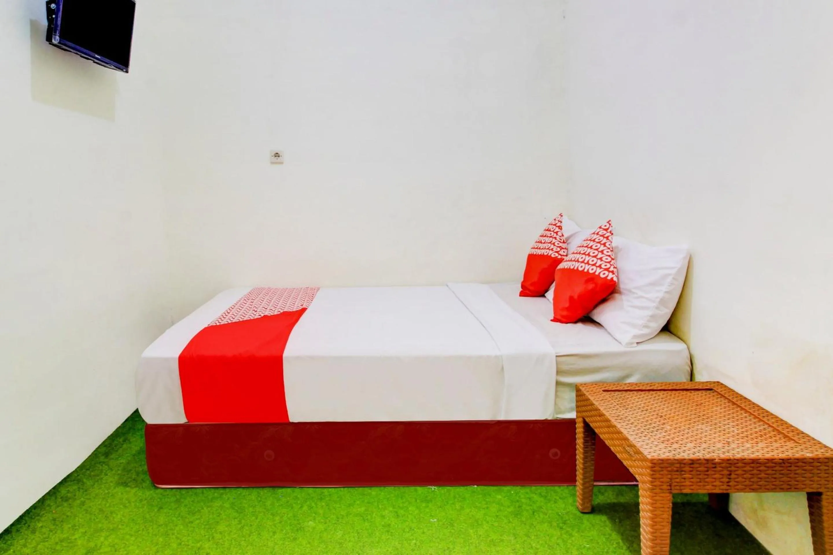 Bedroom, Bed in Hotel O Zeevanna Guest House Syariah