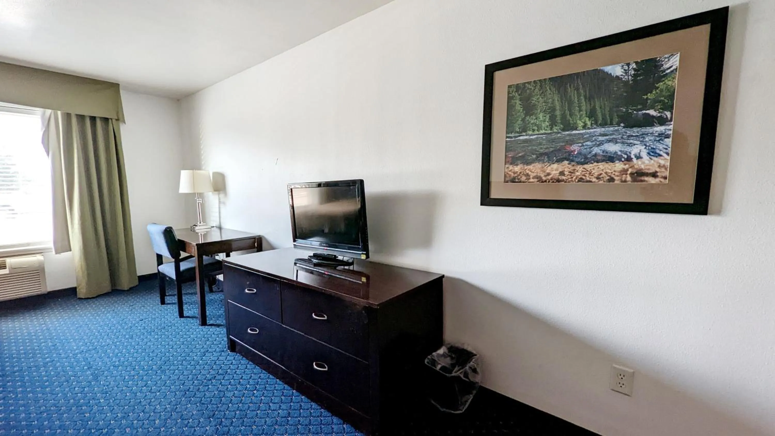 TV and multimedia in FairBridge Inn & Suites Canadian