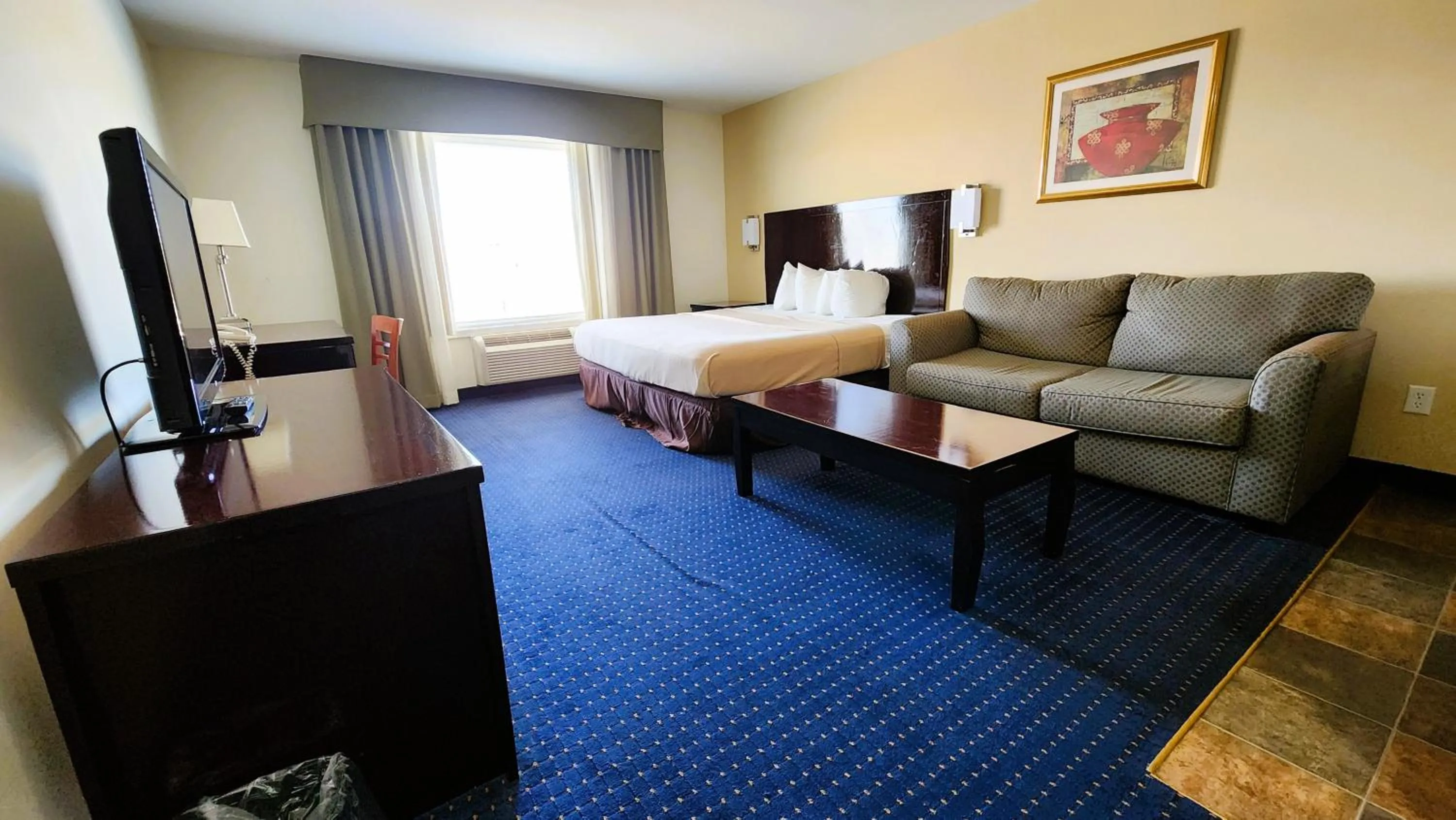 Bed in FairBridge Inn & Suites Canadian