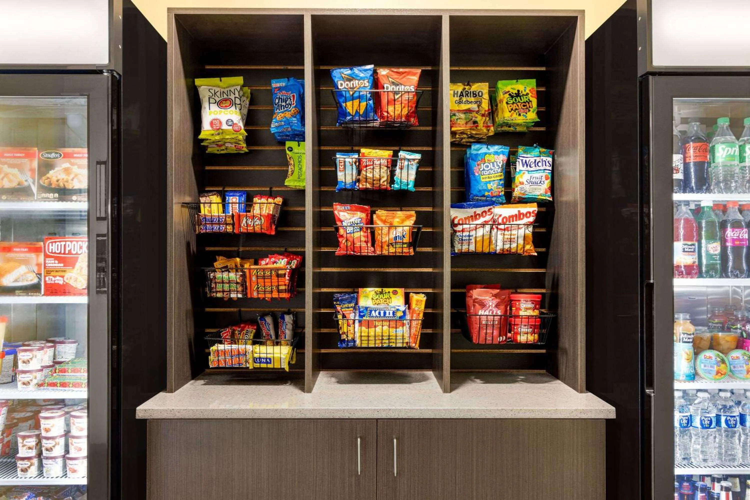 Food and drinks in The Orbit Hotel, Trademark Collection by Wyndham