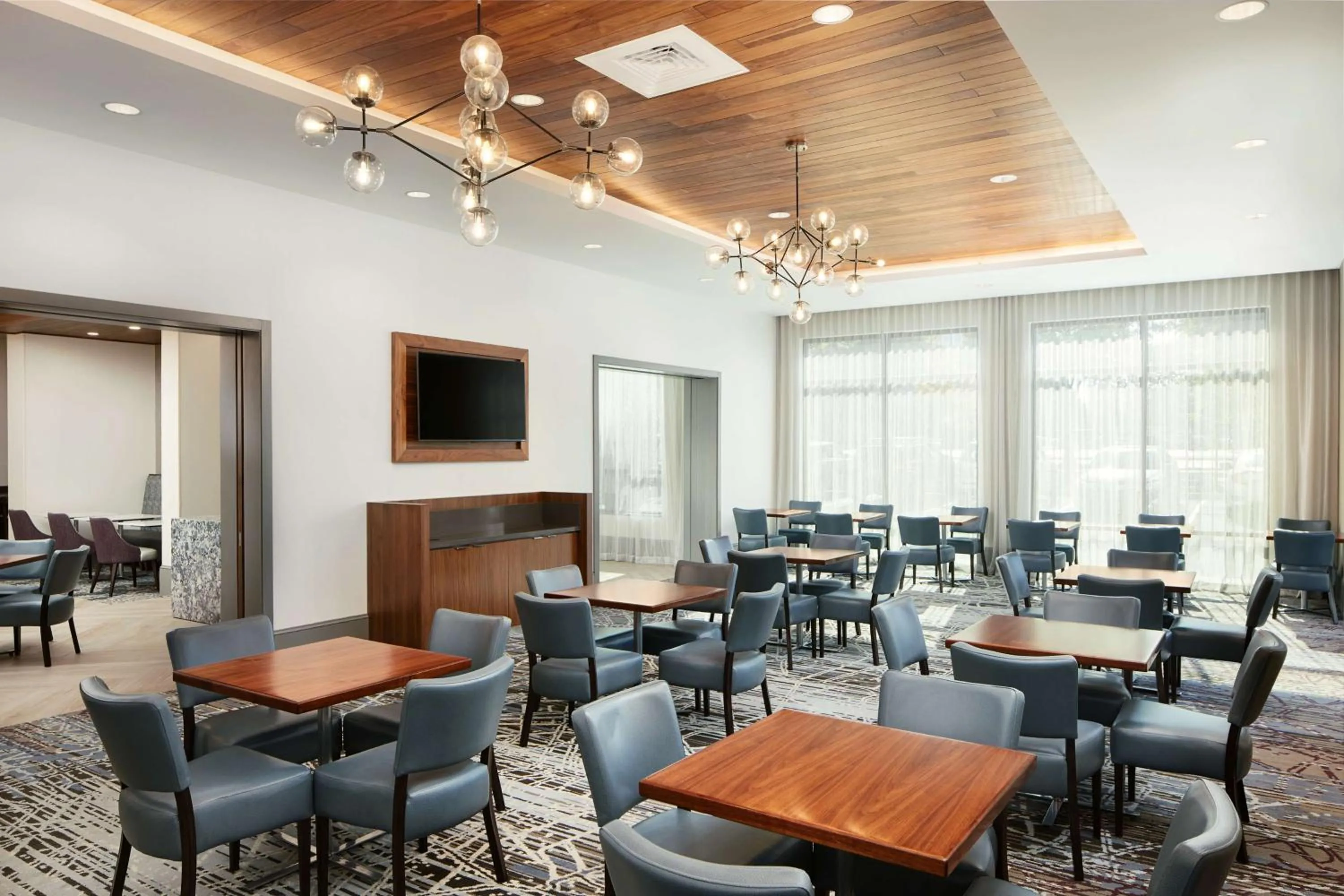 Restaurant/places to eat in Embassy Suites By Hilton Atlanta Airport North