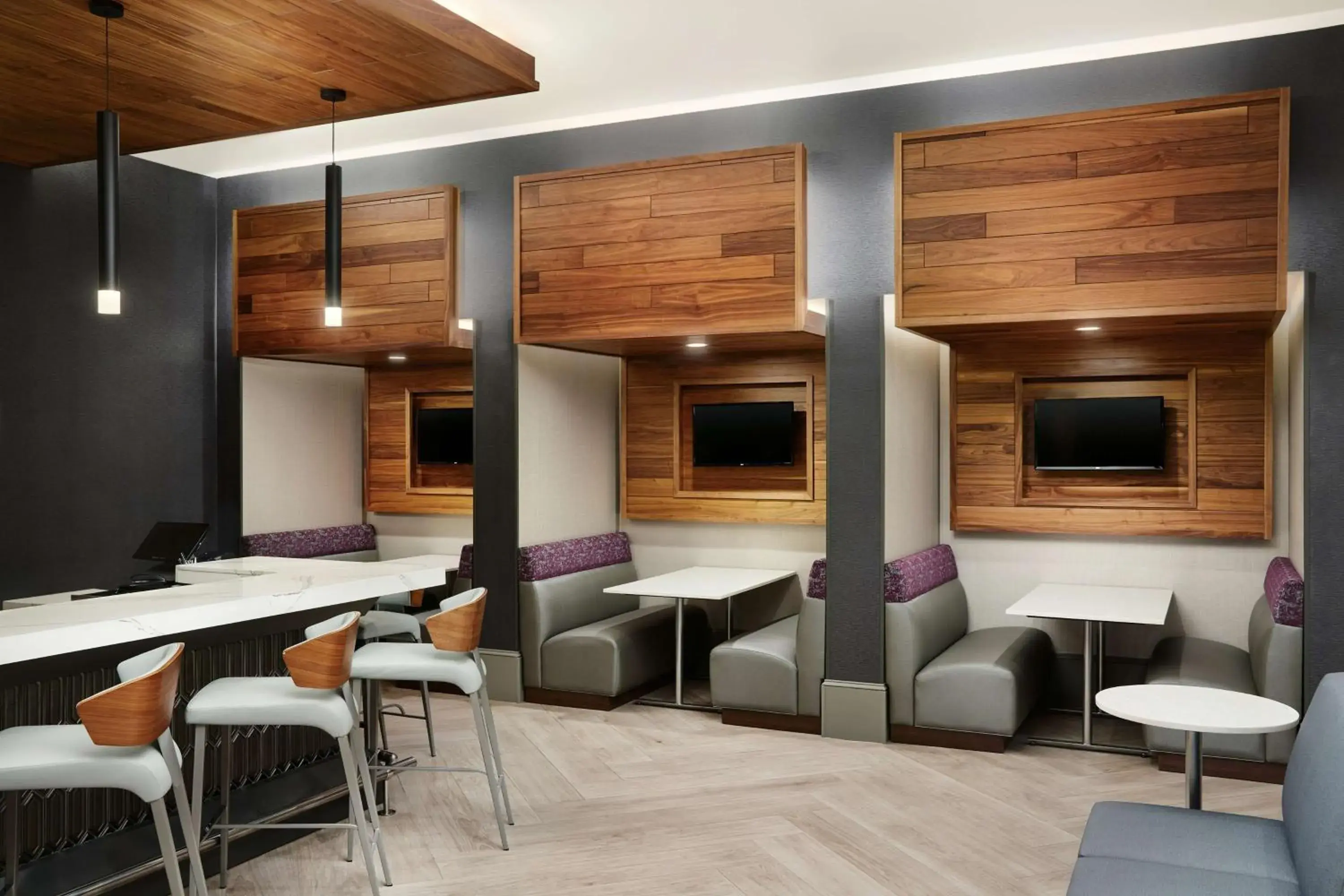 Lounge or bar in Embassy Suites By Hilton Atlanta Airport North Lounge or bar in Embassy Suites By Hilton Atlanta Airport North