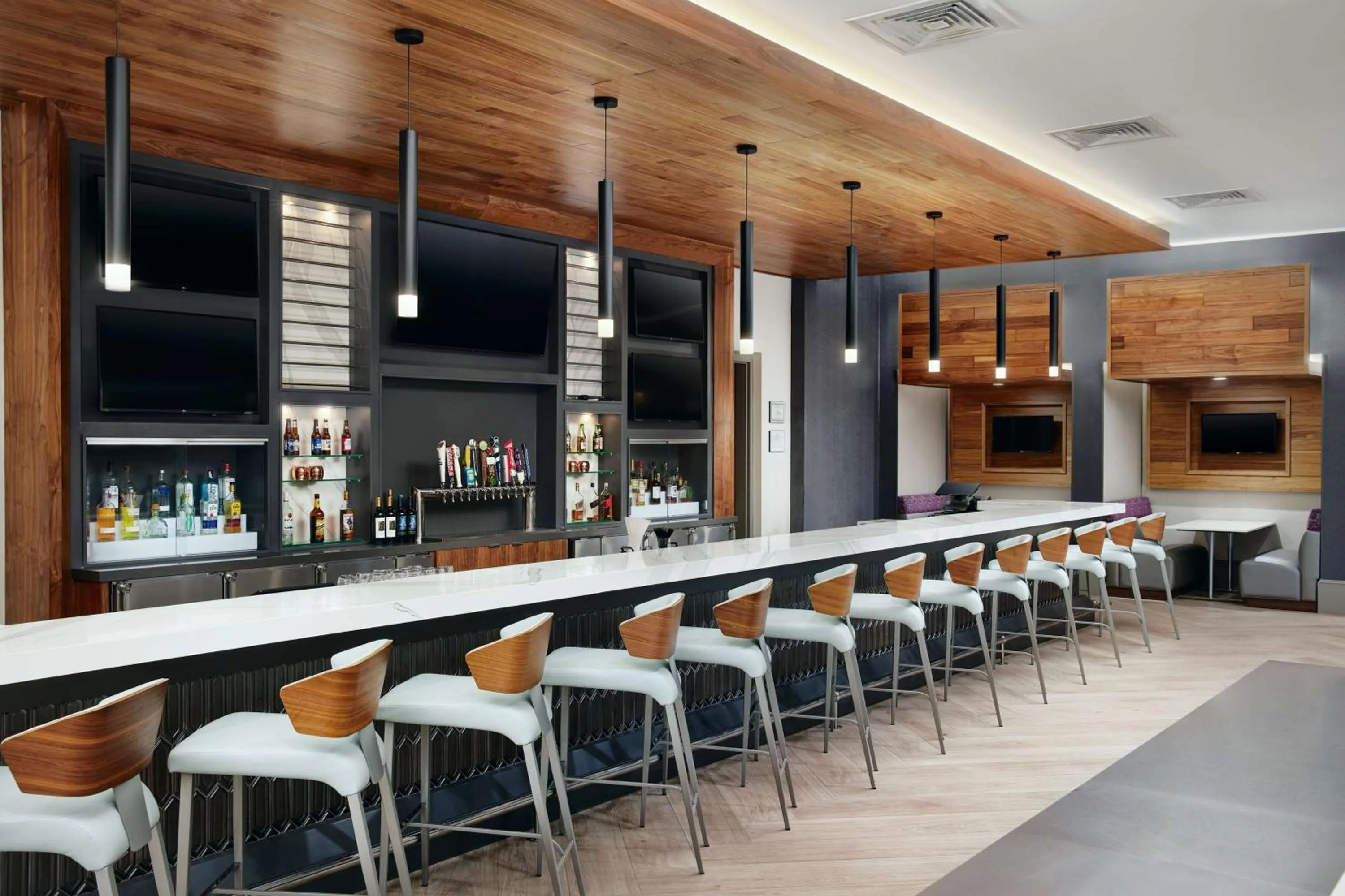 Lounge or bar in Embassy Suites By Hilton Atlanta Airport North