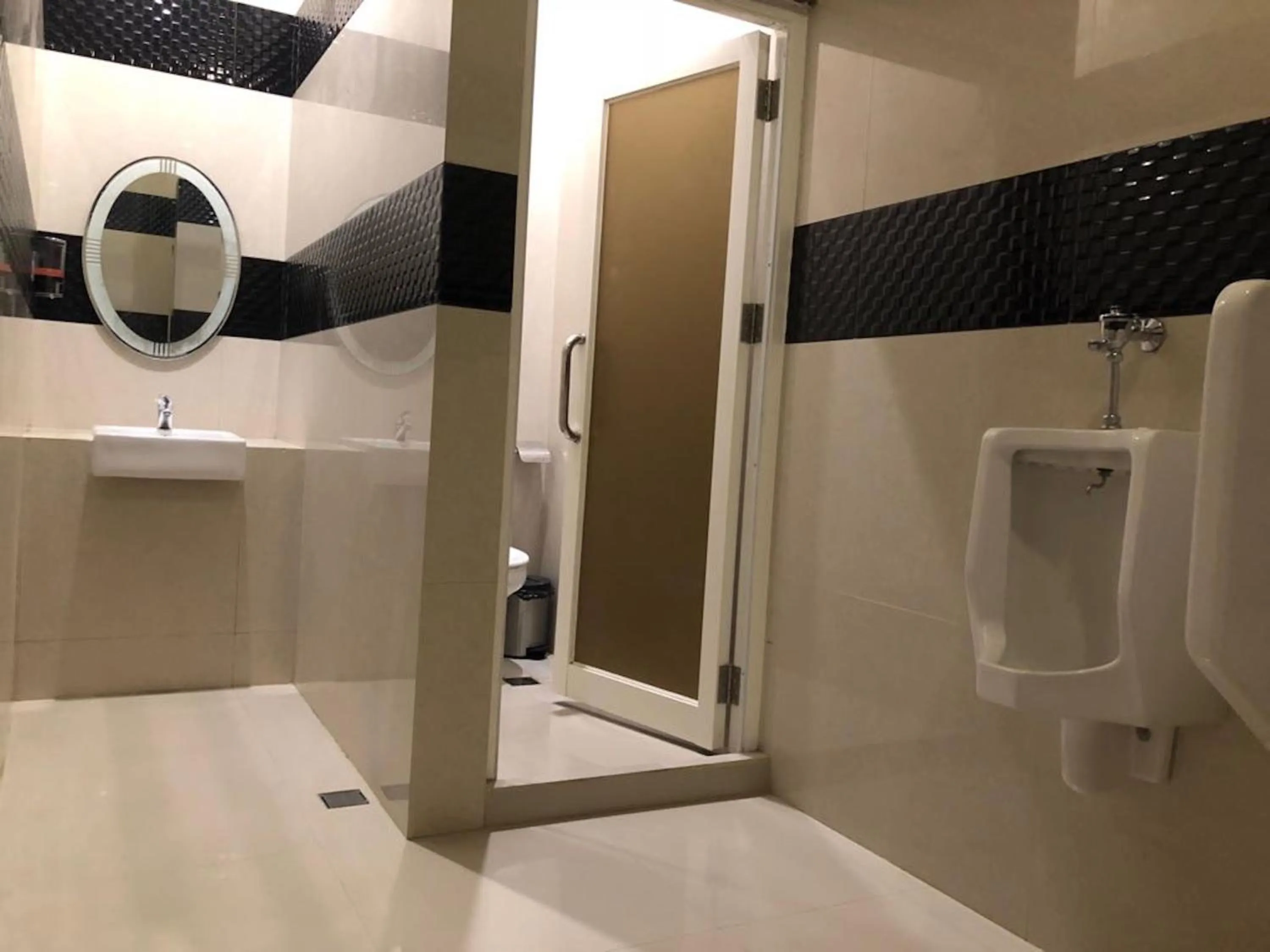 Toilet in Kirei Hotel