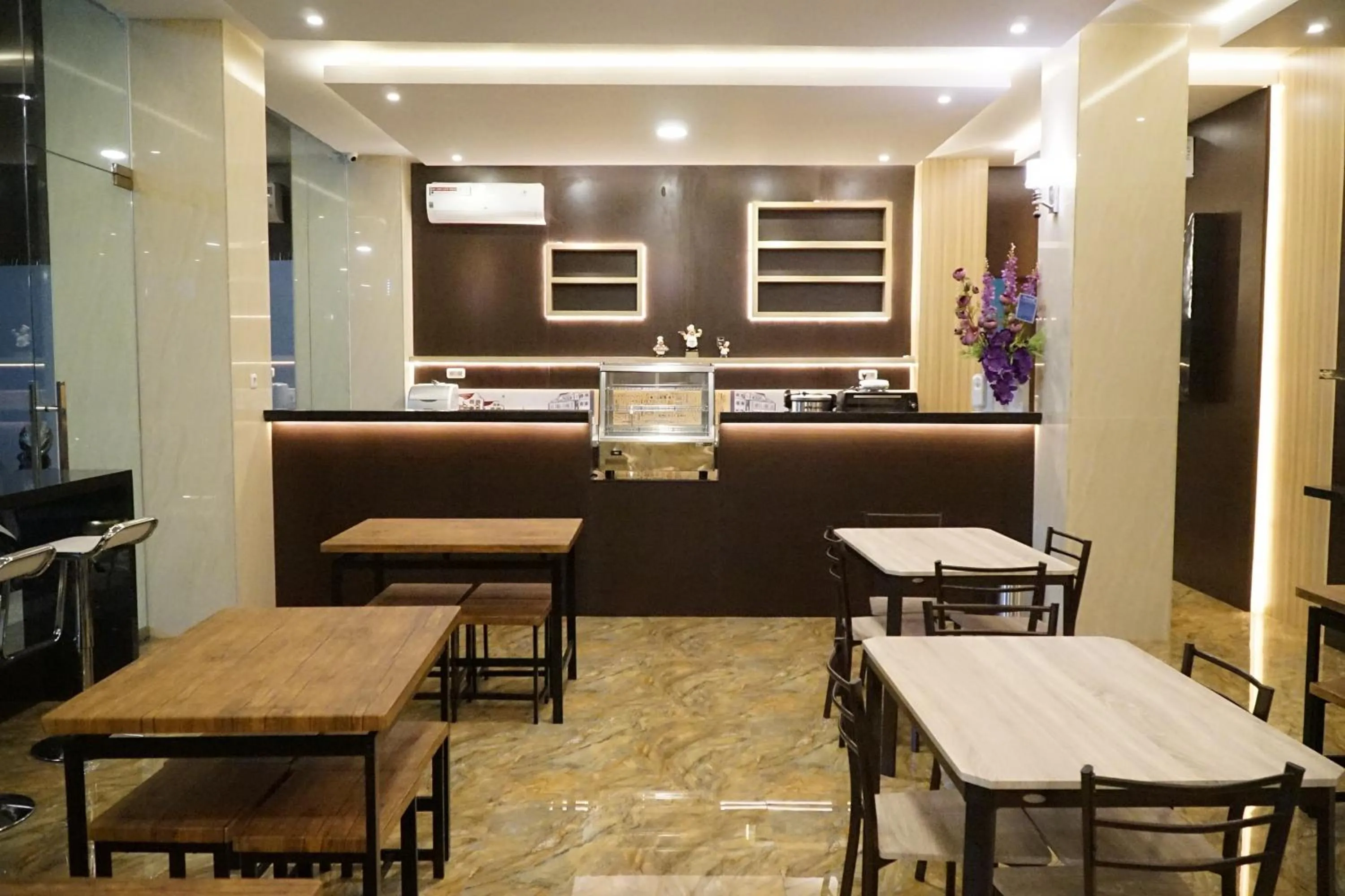 Restaurant/places to eat in Kirei Hotel