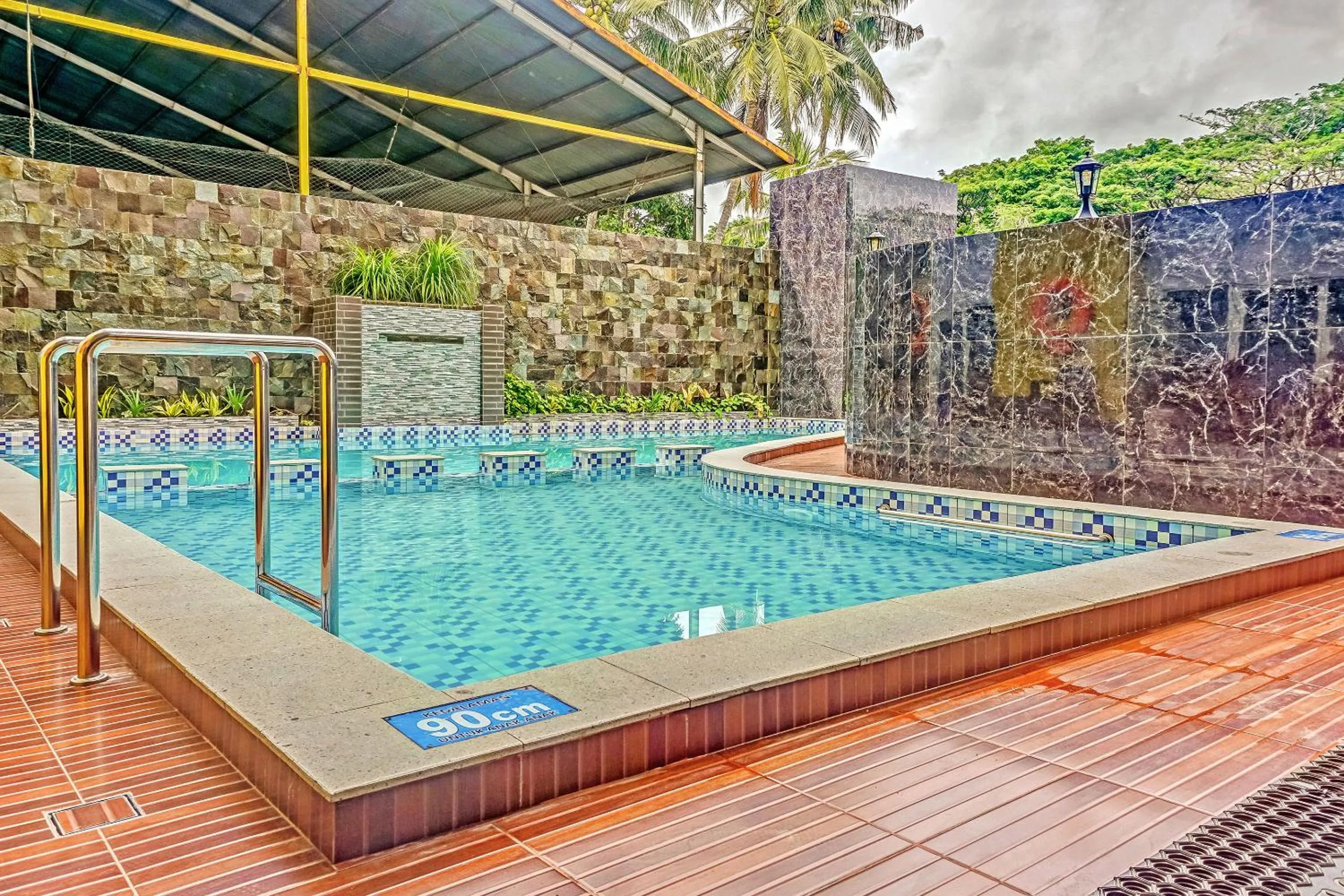 Swimming pool in Kirei Hotel