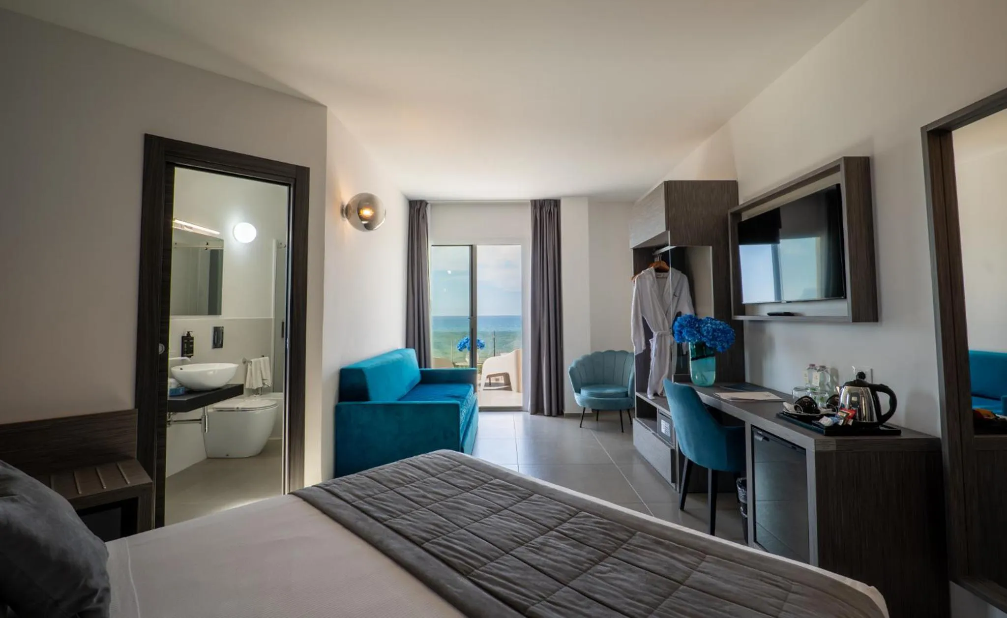 Balcony/Terrace, Bed in Resort La Battigia Beach & Spa