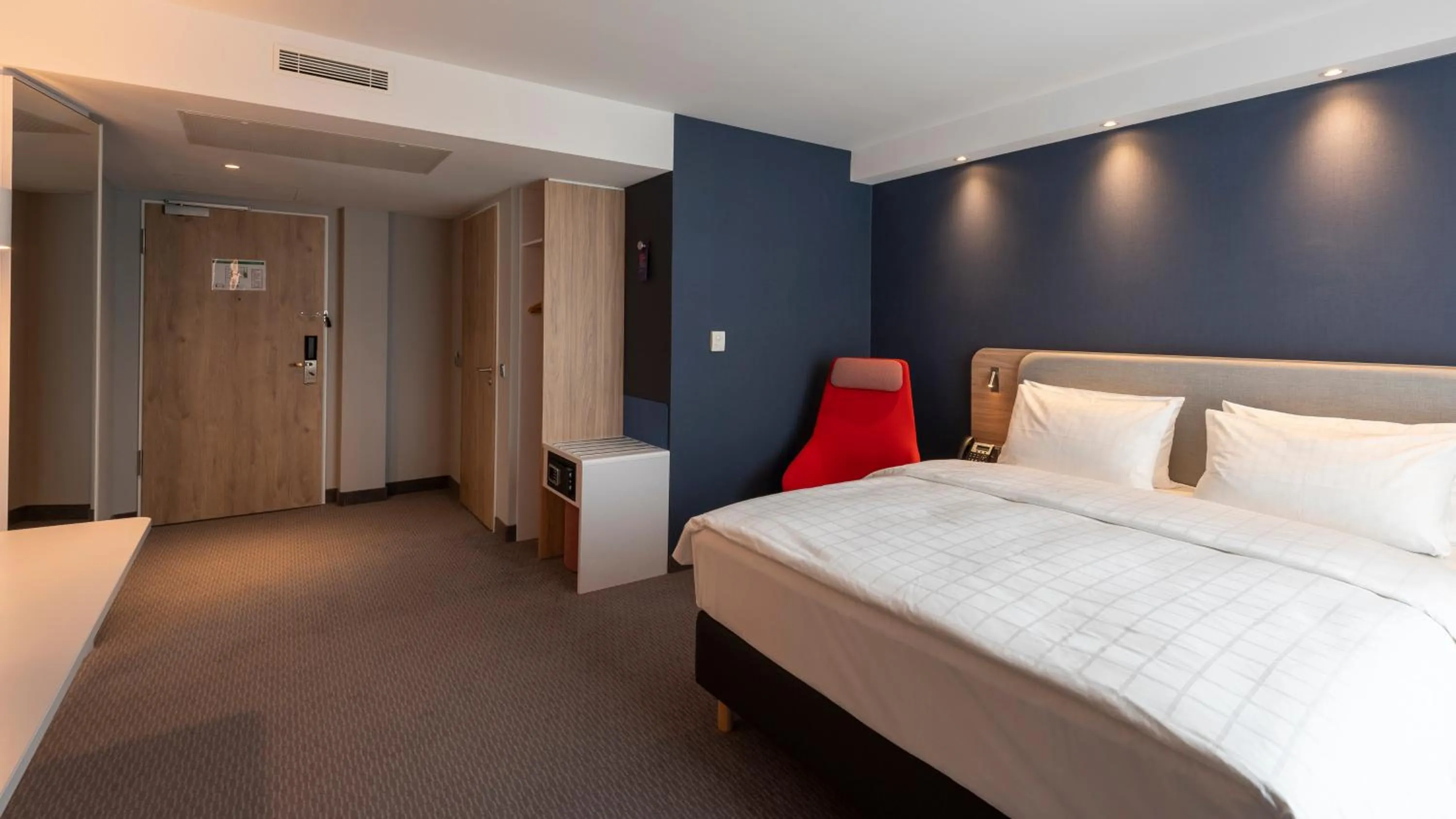 Photo of the whole room, Bed in Holiday Inn Express - Krefeld - Dusseldorf by IHG