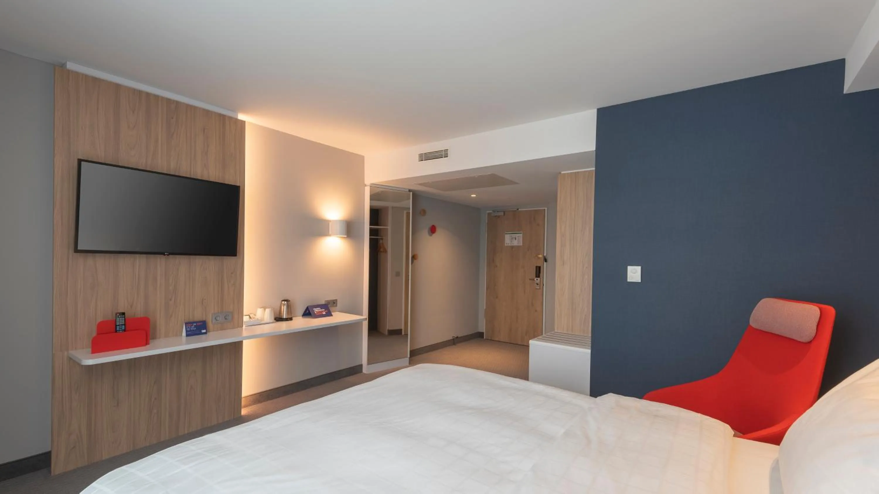 Photo of the whole room, Bed in Holiday Inn Express - Krefeld - Dusseldorf by IHG