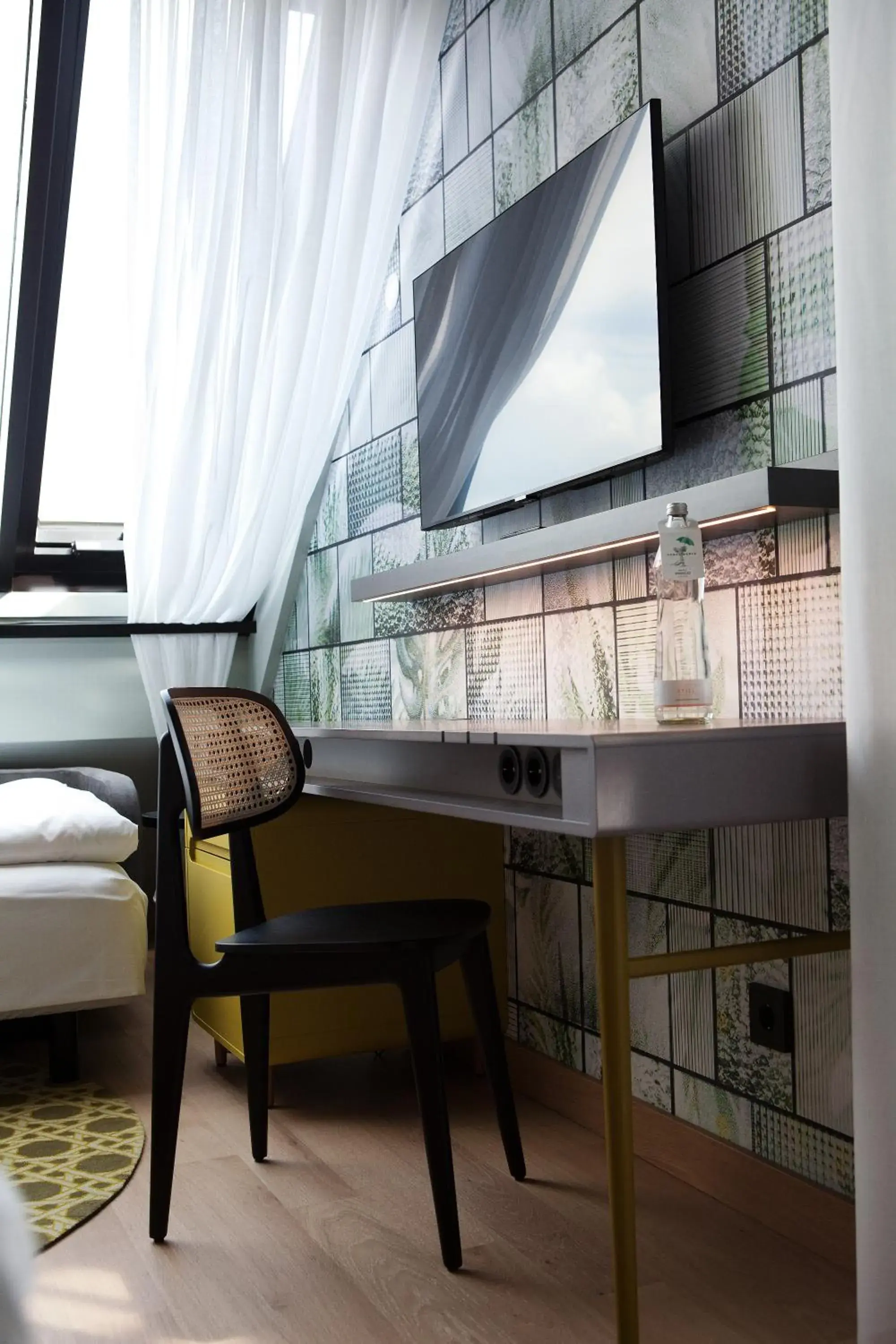 TV and multimedia, Bed in Hotel Indigo Vienna - Naschmarkt by IHG TV and multimedia, Bed in Hotel Indigo Vienna - Naschmarkt by IHG