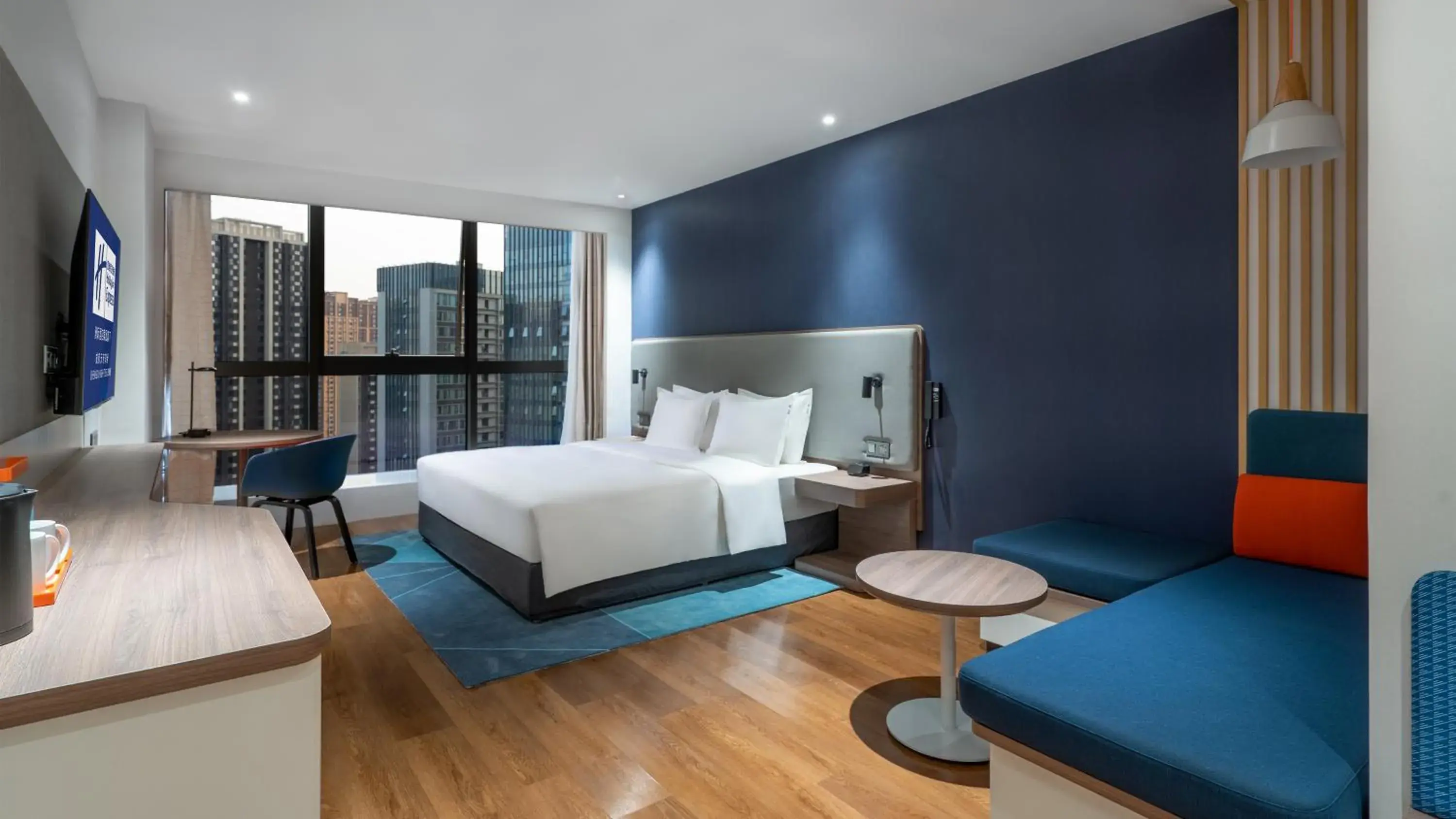 Standard King Room with Extra Floor Space in Holiday Inn Express Chengdu High-Tech Zone Standard King Room with Extra Floor Space in Holiday Inn Express Chengdu High-Tech Zone