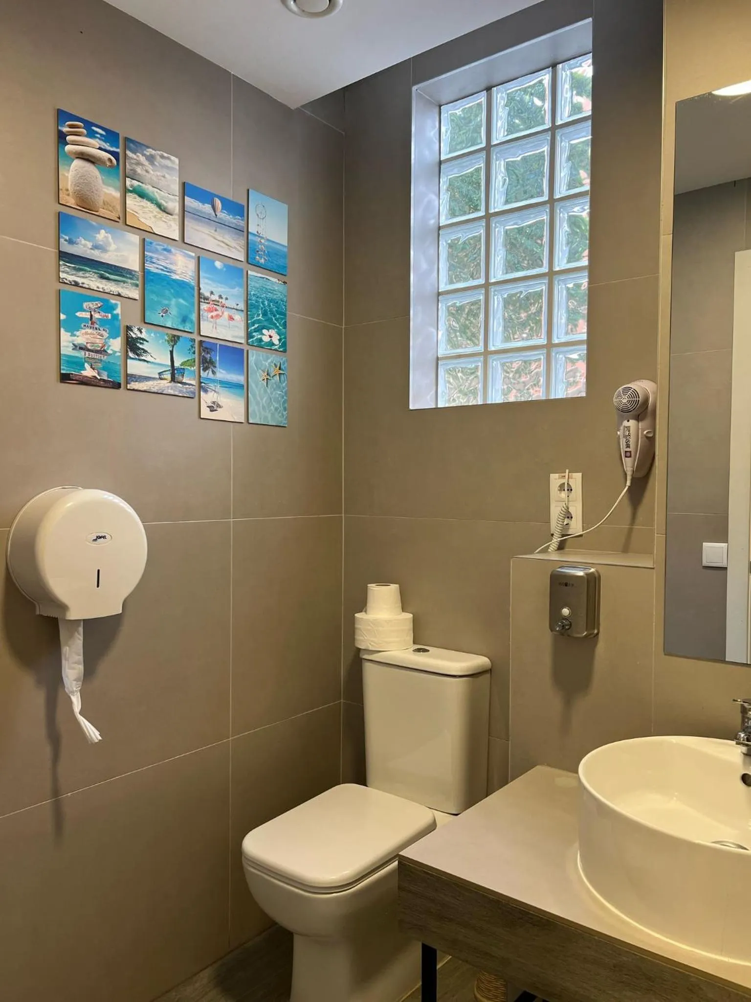 Toilet in Beach & Arts Hostel Valencia