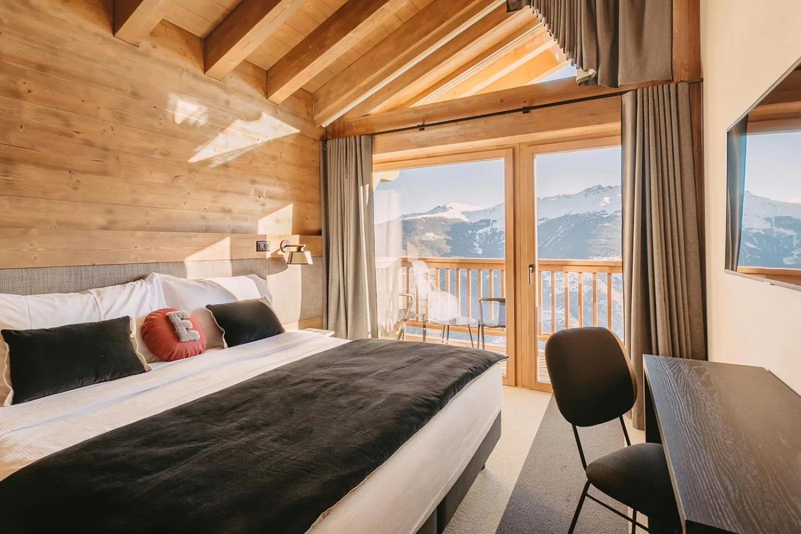 Photo of the whole room, Bed in Eringer Hotel