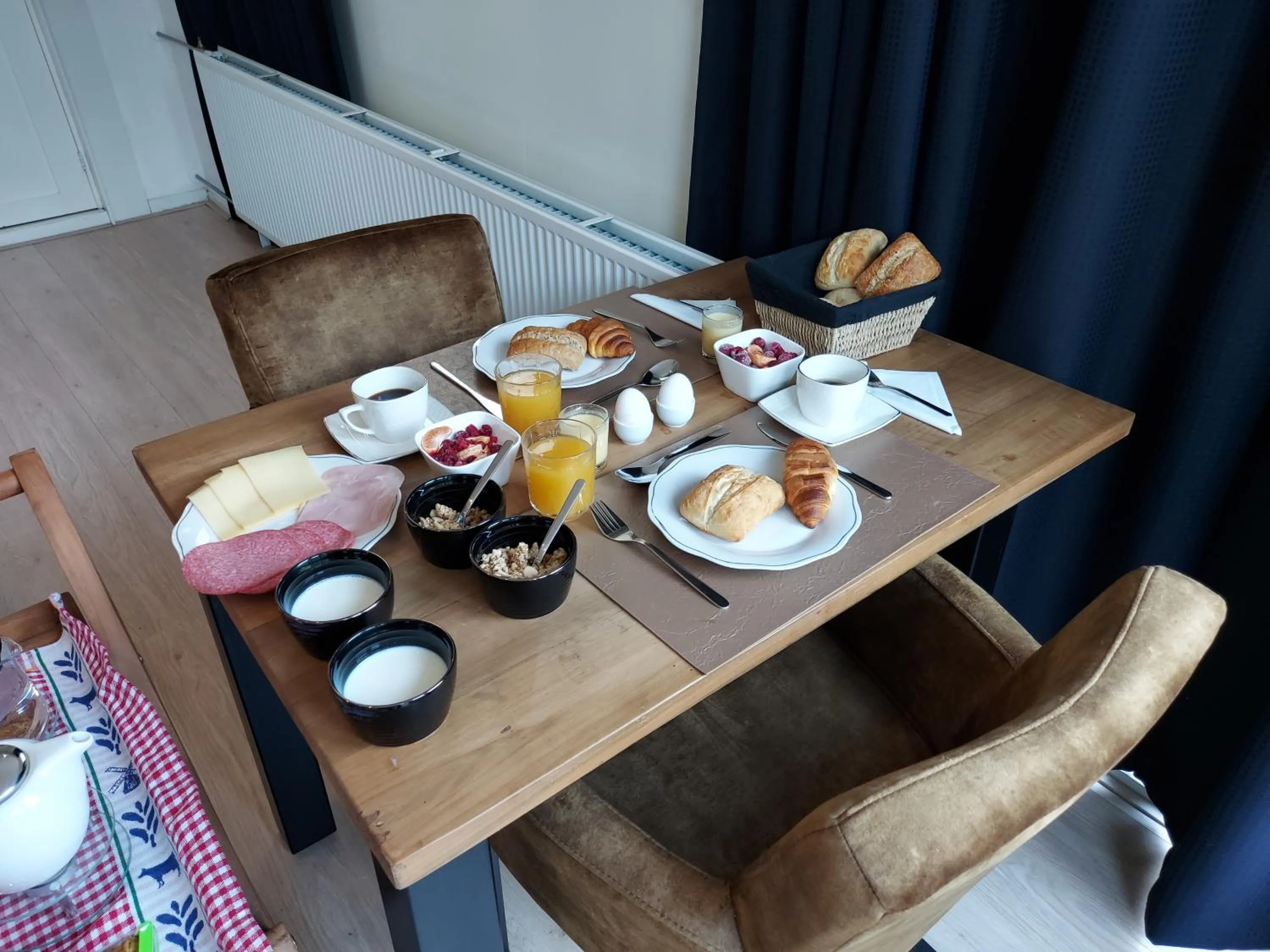 Food and drinks in East Meets West Bed and Breakfast