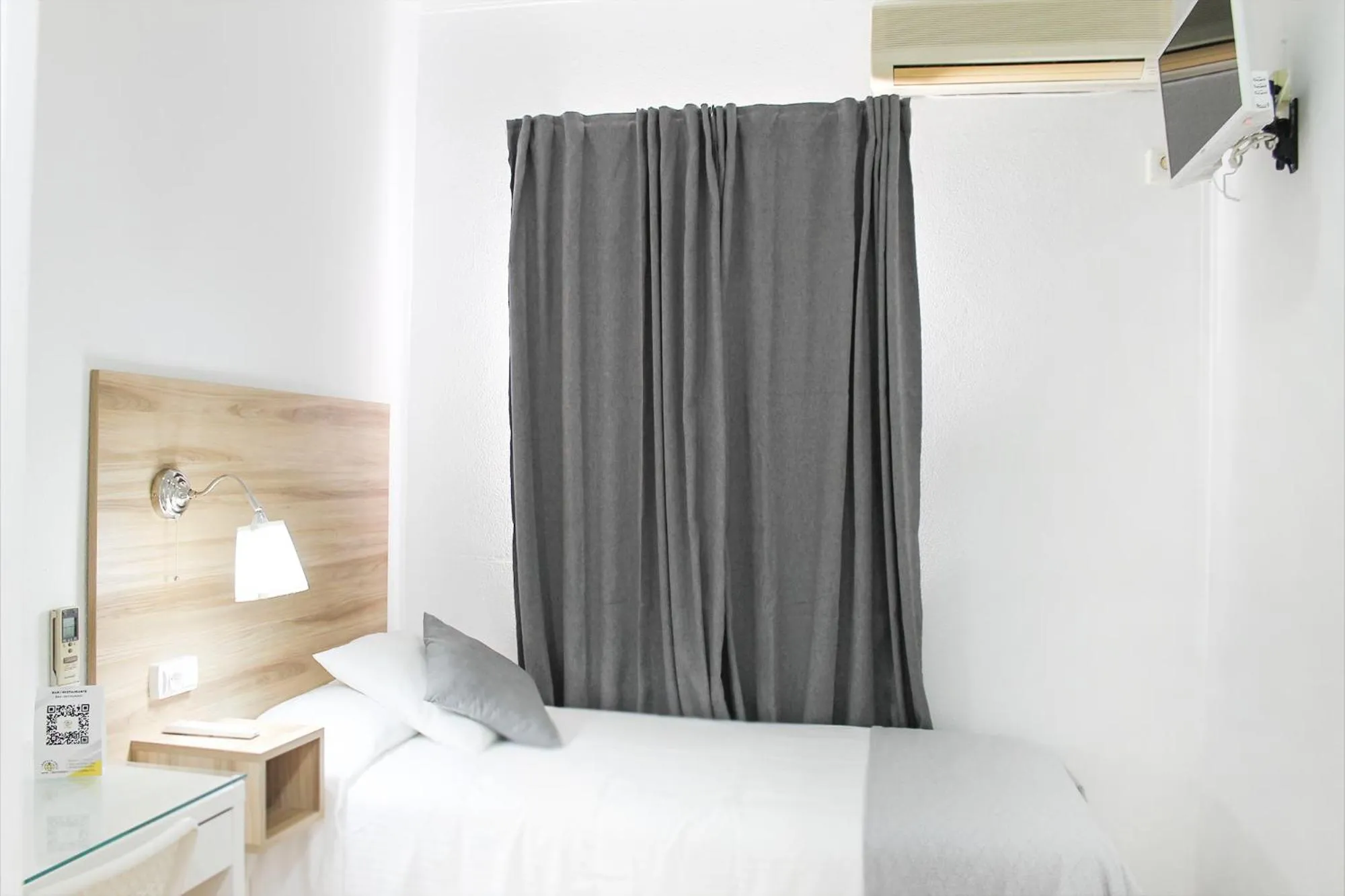 Photo of the whole room, Bed in Hotel Restaurante Vía Sevilla - Cádiz by MA 22 Puntos