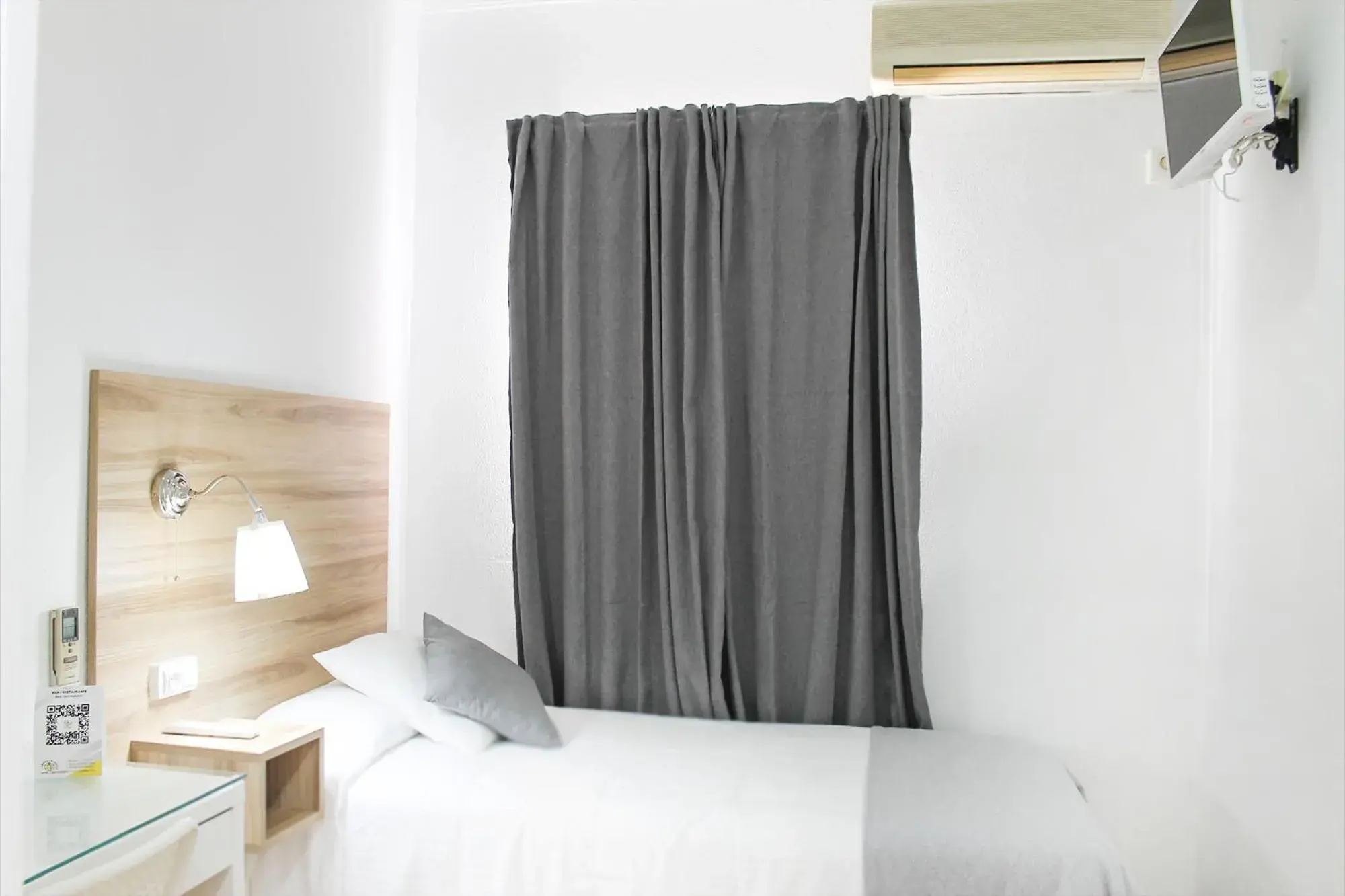 Photo of the whole room, Bed in Hotel Restaurante Vía Sevilla - Cádiz by MA 22 Puntos Photo of the whole room, Bed in Hotel Restaurante Vía Sevilla - Cádiz by MA 22 Puntos