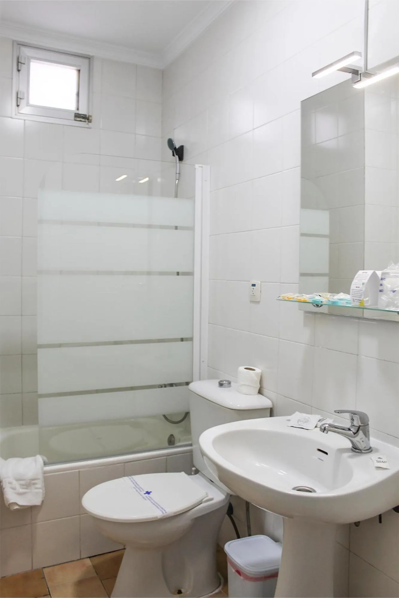 Bathroom in Hotel Restaurante Vía Sevilla - Cádiz by MA 22 Puntos