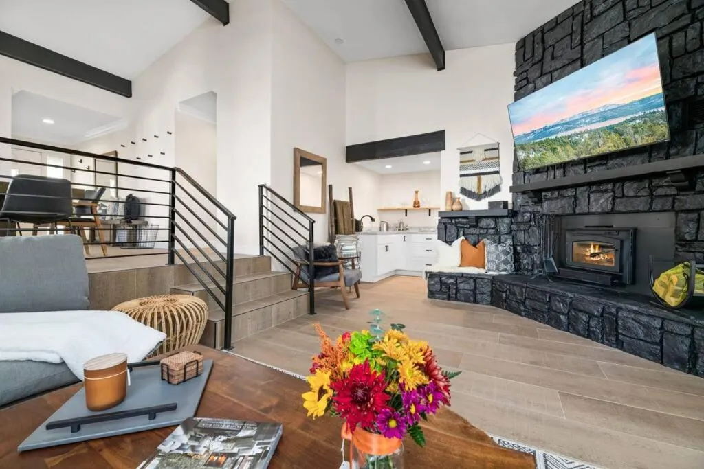 Modern Split Level Cabin -Hot Tub & Game Room