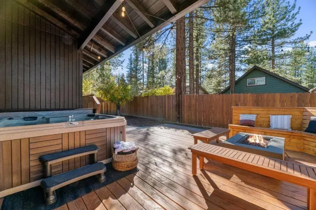 Modern Split Level Cabin -Hot Tub & Game Room Modern Split Level Cabin -Hot Tub & Game Room