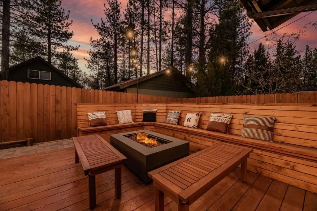 Modern Split Level Cabin -Hot Tub & Game Room