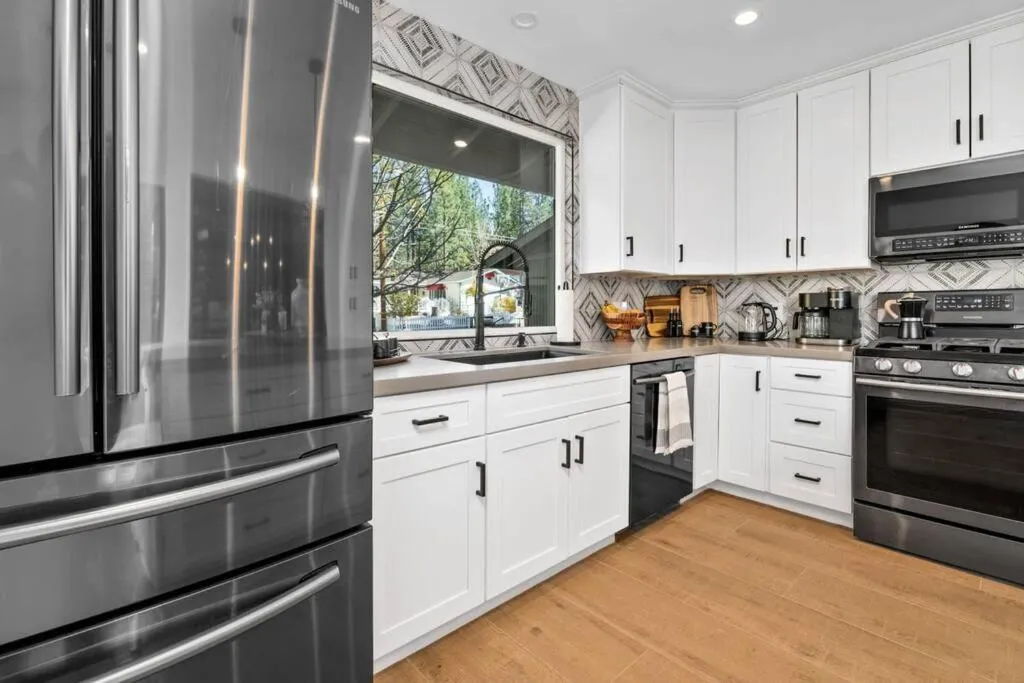 Modern Split Level Cabin -Hot Tub & Game Room