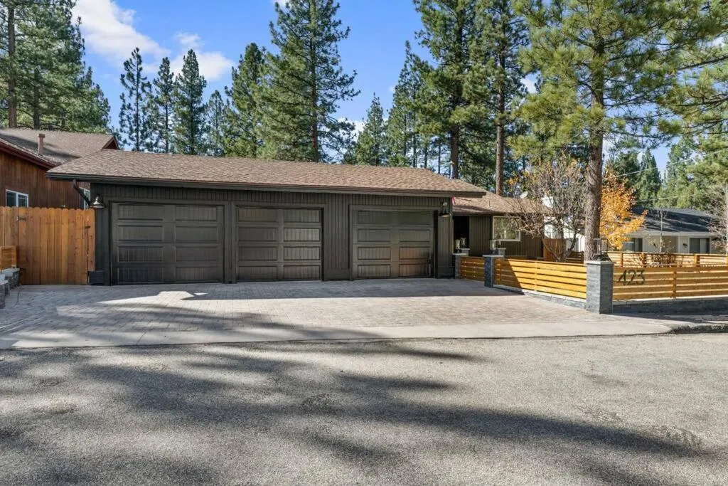 Modern Split Level Cabin -Hot Tub & Game Room