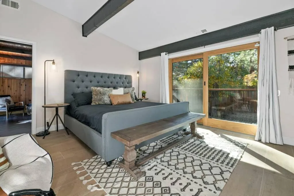 Bed in Modern Split Level Cabin -Hot Tub & Game Room