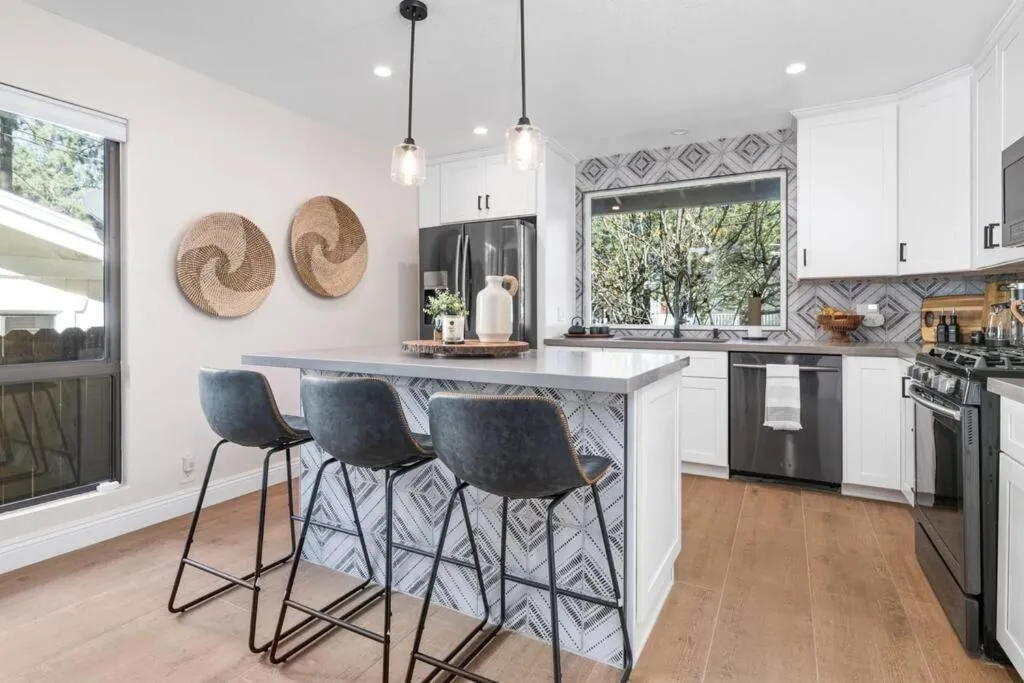 Modern Split Level Cabin -Hot Tub & Game Room