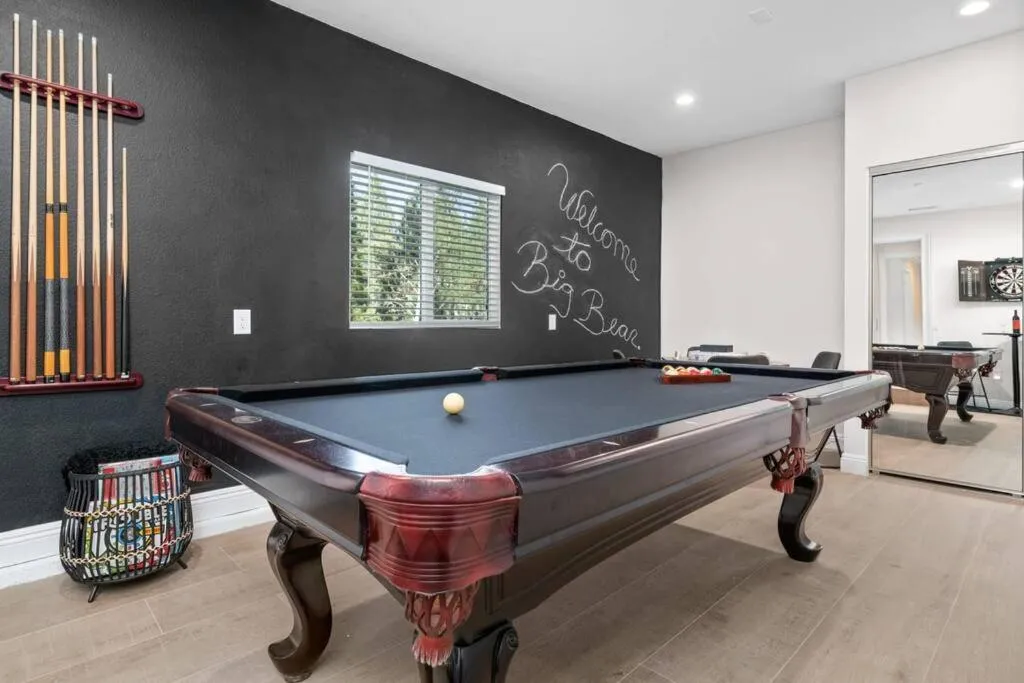 Modern Split Level Cabin -Hot Tub & Game Room