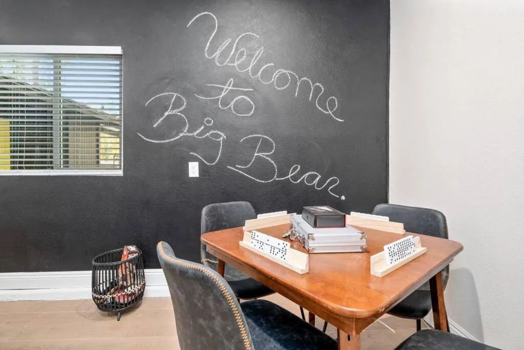 Modern Split Level Cabin -Hot Tub & Game Room