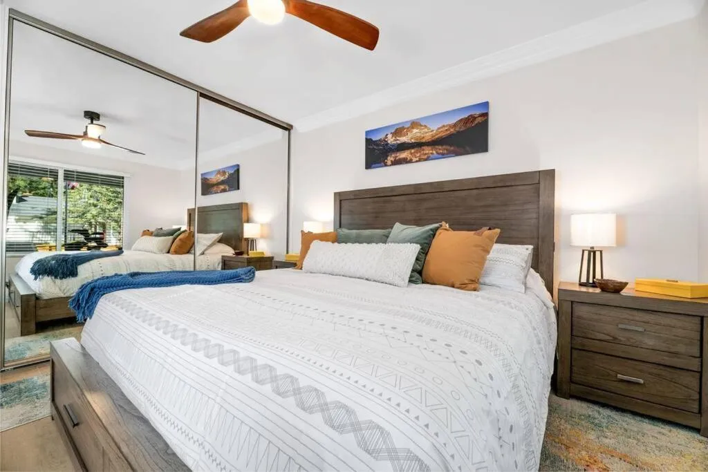 Bed in Modern Split Level Cabin -Hot Tub & Game Room