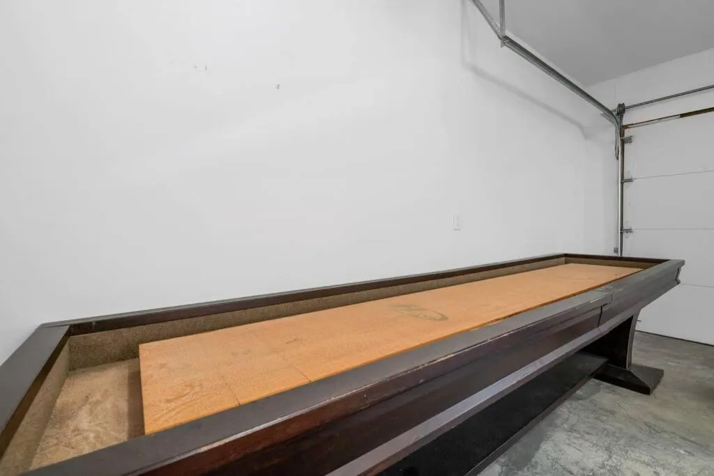 Modern Split Level Cabin -Hot Tub & Game Room