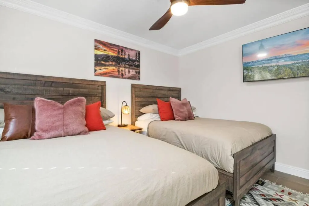 Bed in Modern Split Level Cabin -Hot Tub & Game Room