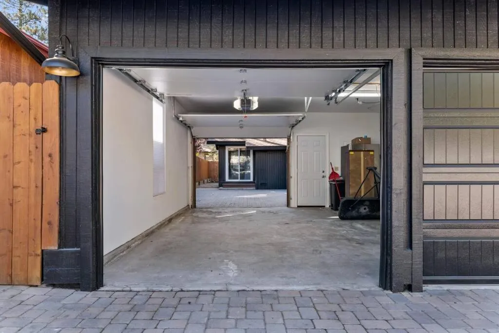 Modern Split Level Cabin -Hot Tub & Game Room