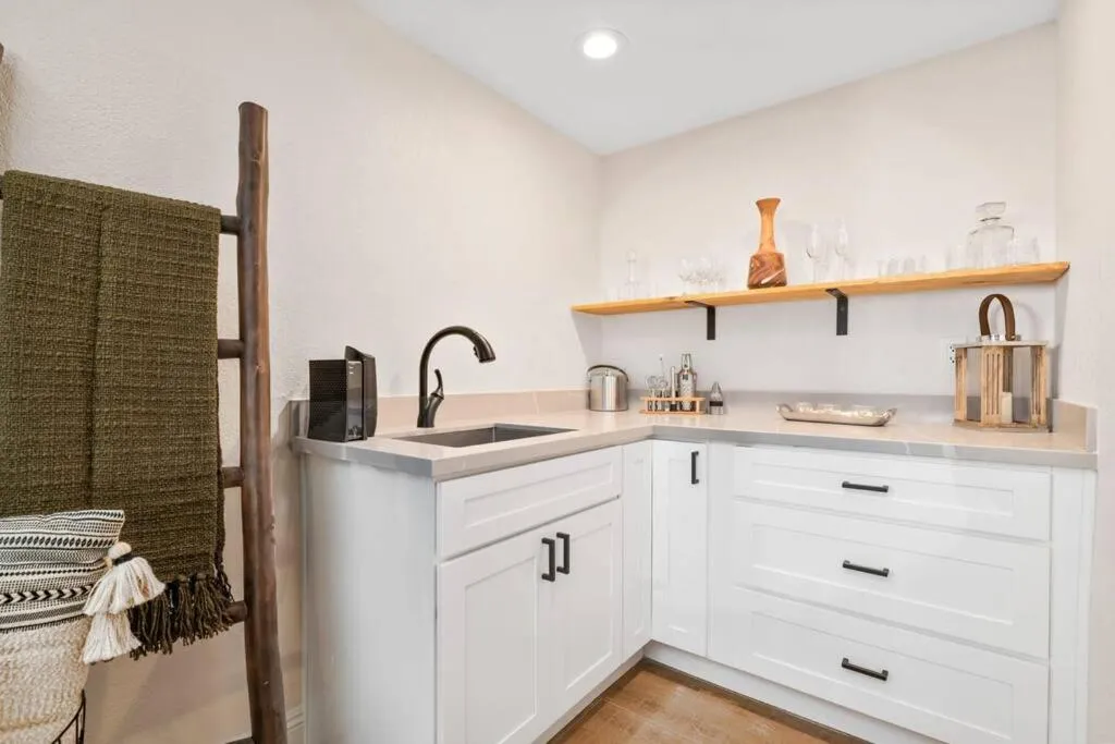 Modern Split Level Cabin -Hot Tub & Game Room