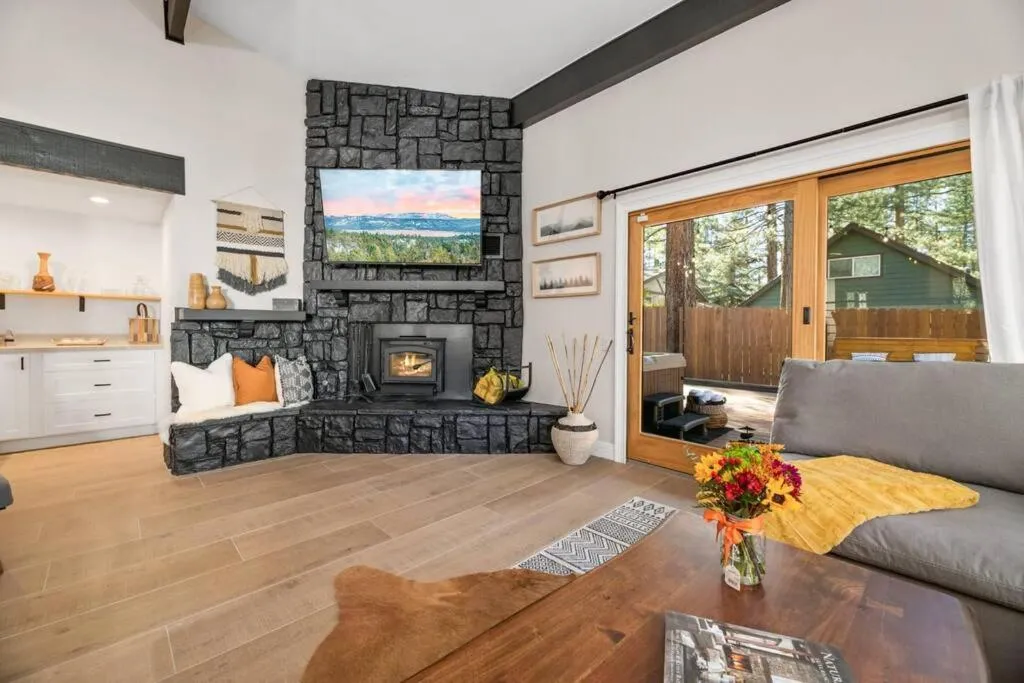 Modern Split Level Cabin -Hot Tub & Game Room