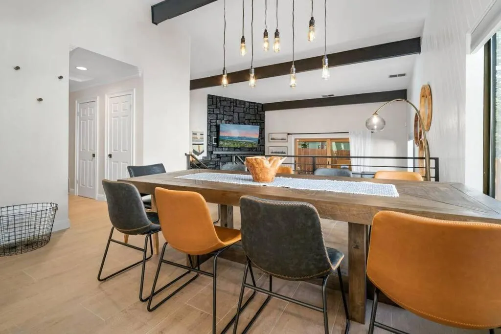 Modern Split Level Cabin -Hot Tub & Game Room