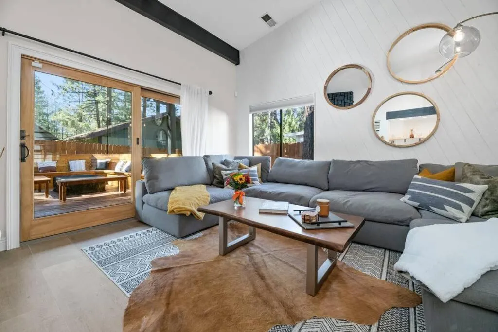 Modern Split Level Cabin -Hot Tub & Game Room