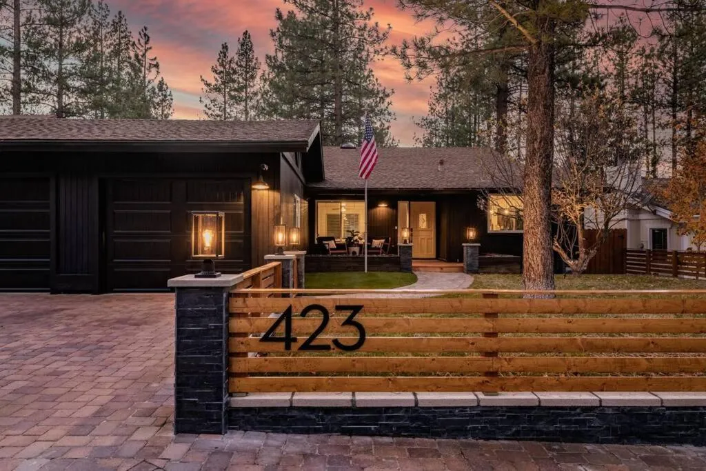 Modern Split Level Cabin -Hot Tub & Game Room
