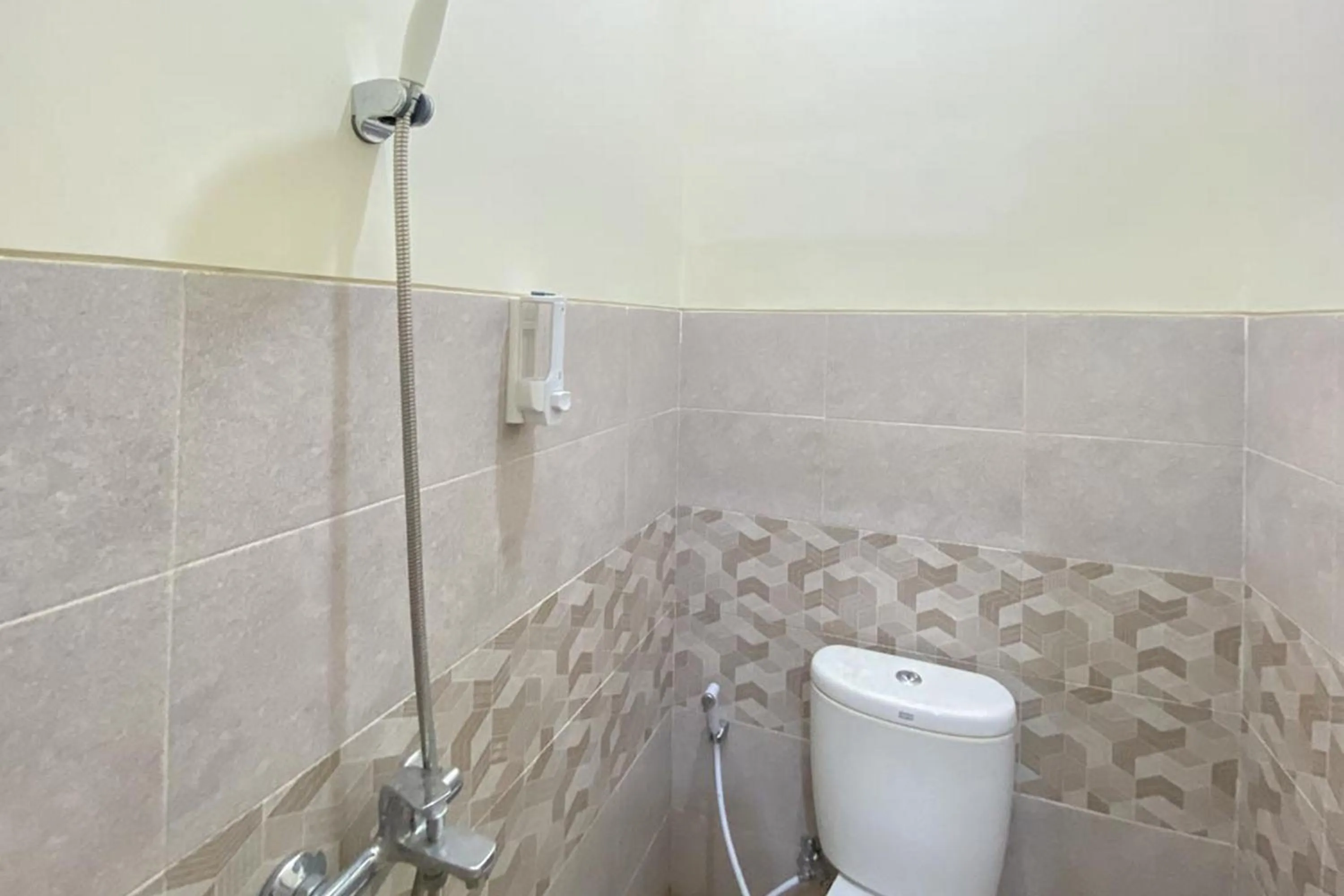 Bathroom in Nipa Guest House near Universitas Widyagama Mitra RedDoorz