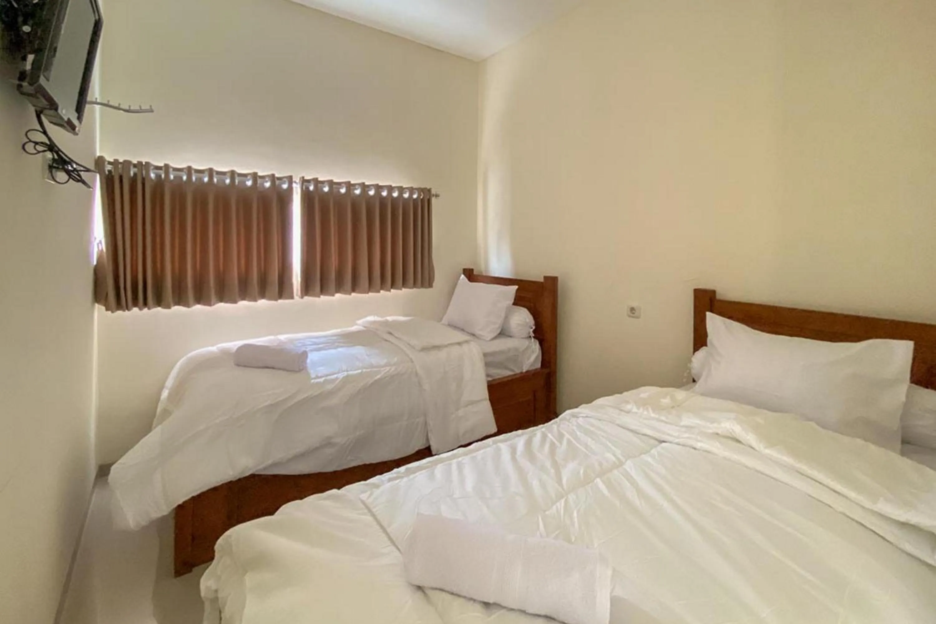 Bed in Nipa Guest House near Universitas Widyagama Mitra RedDoorz