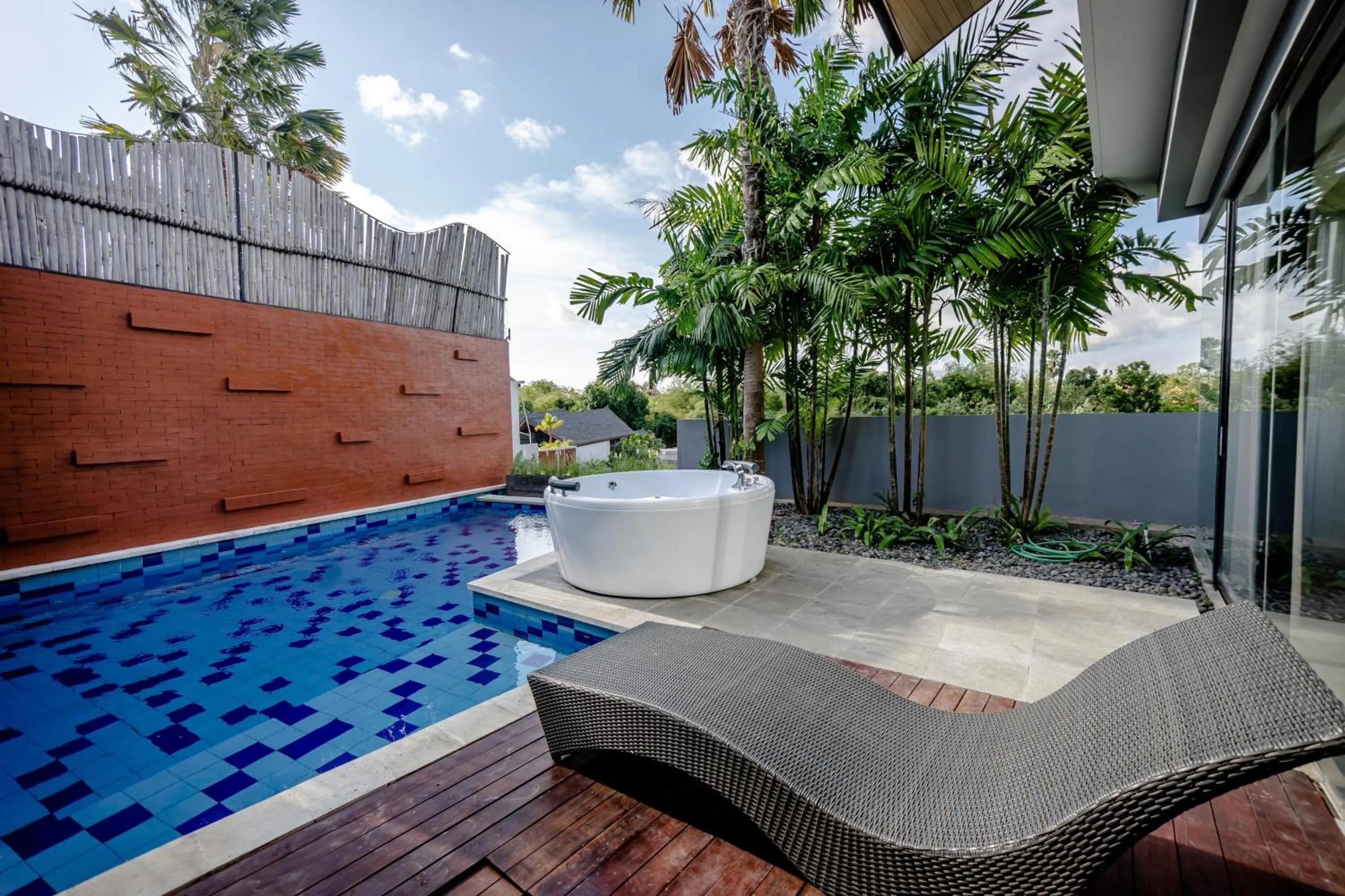 Swimming pool in Gioheven Villa