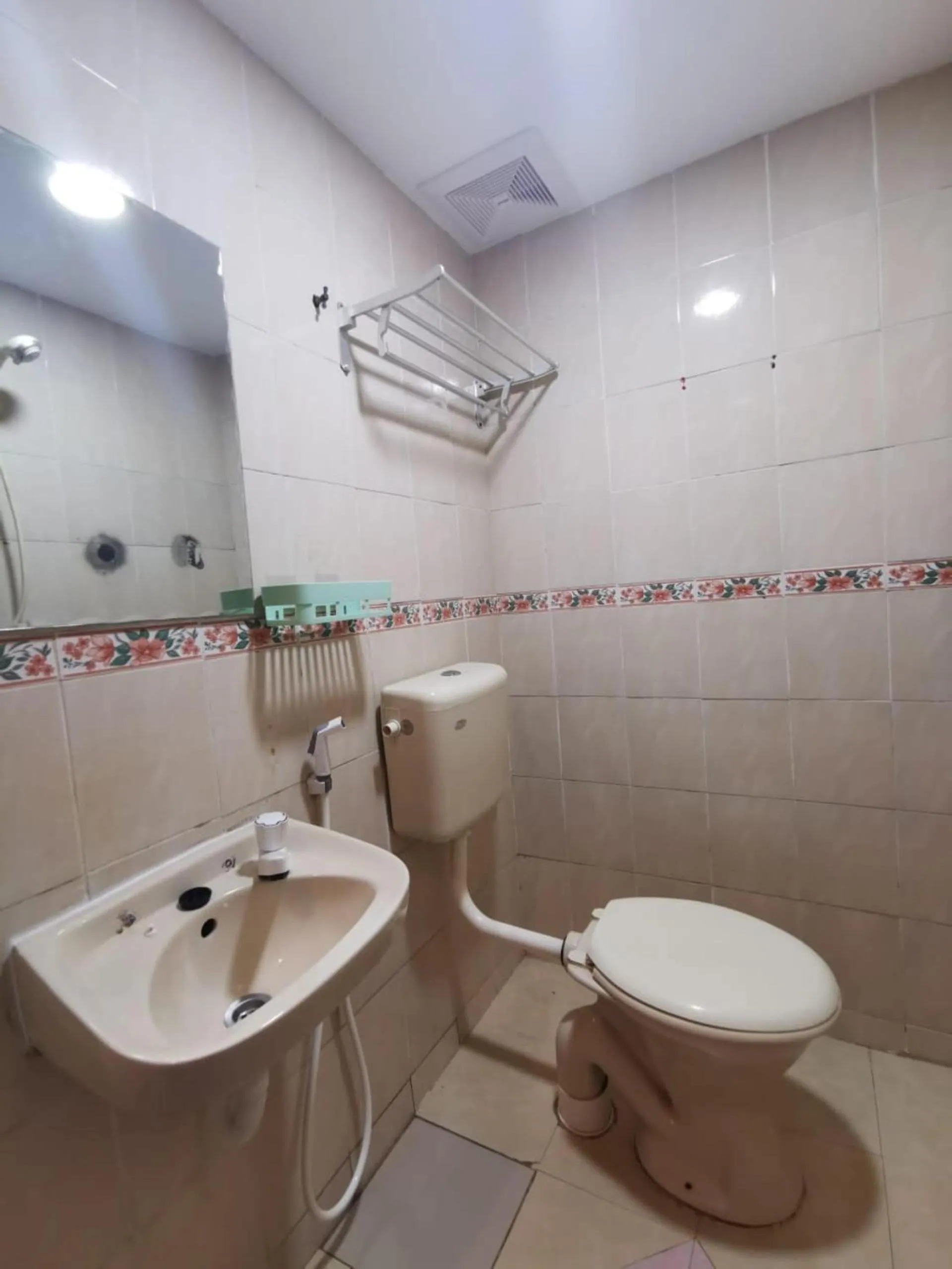 Bathroom in Hotel O My Seven Days Inn