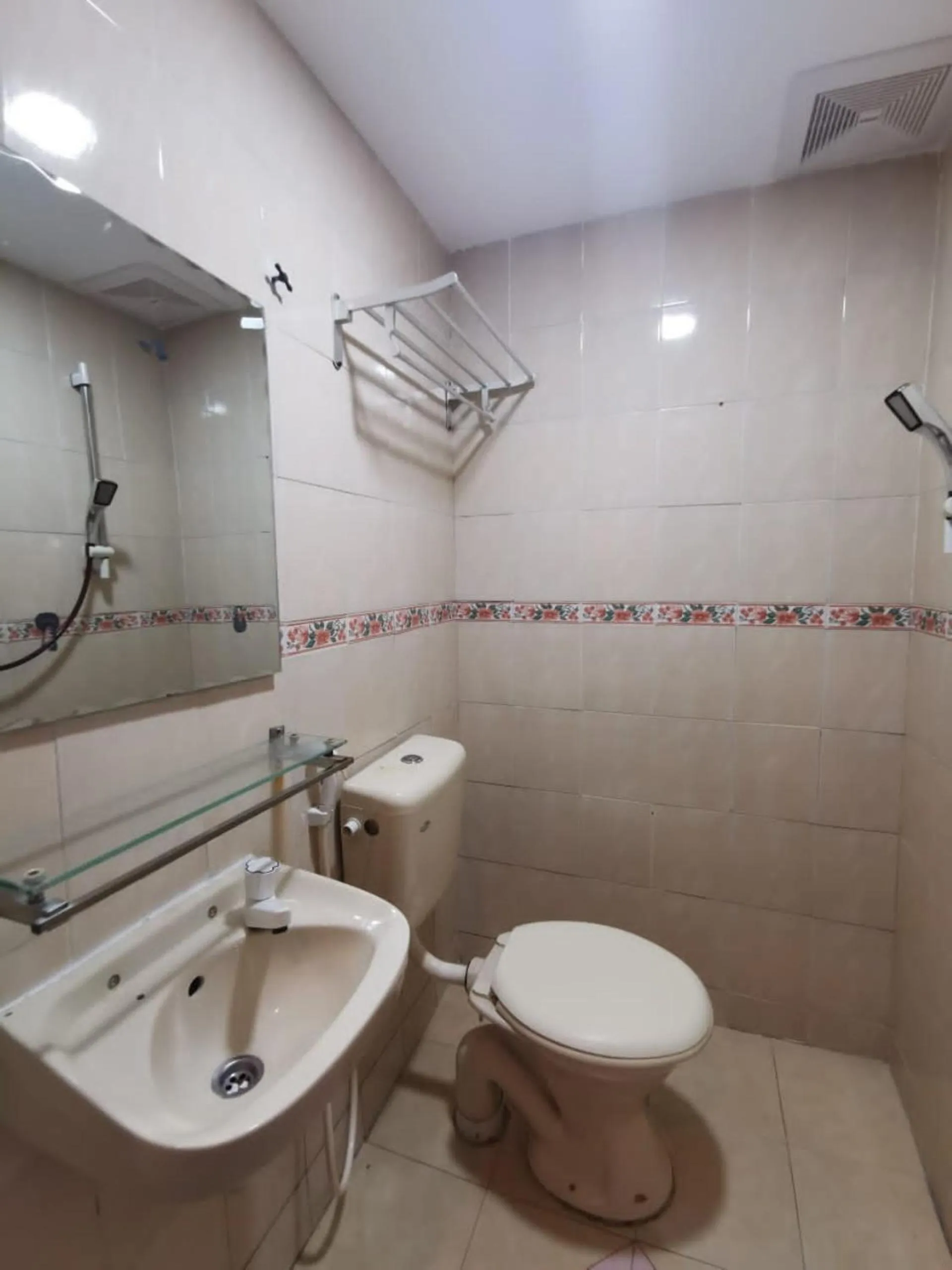 Bathroom in Hotel O My Seven Days Inn