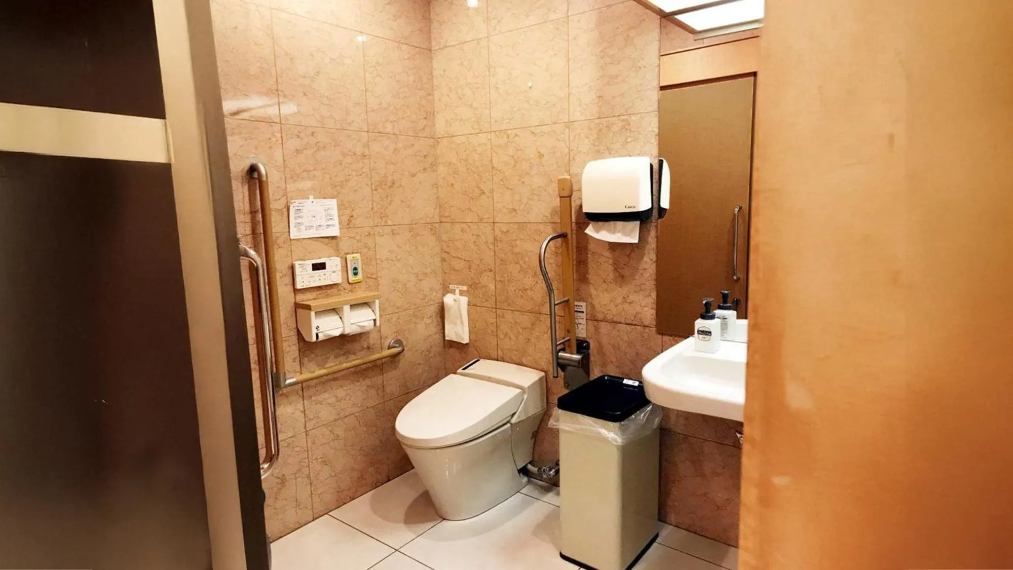 Toilet in Toyoko Inn Yokohama Tsurumi eki Higashi guchi