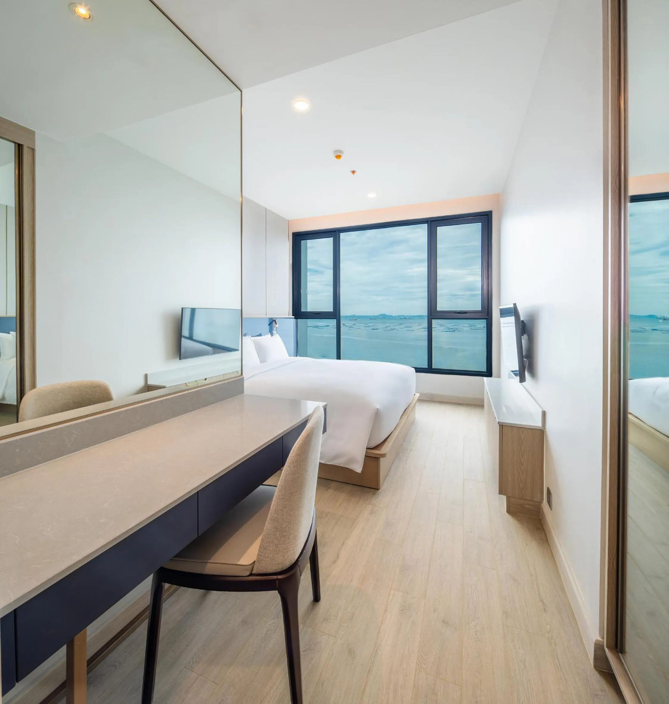 Bedroom, Bed in S Sriracha Hotel & Residence