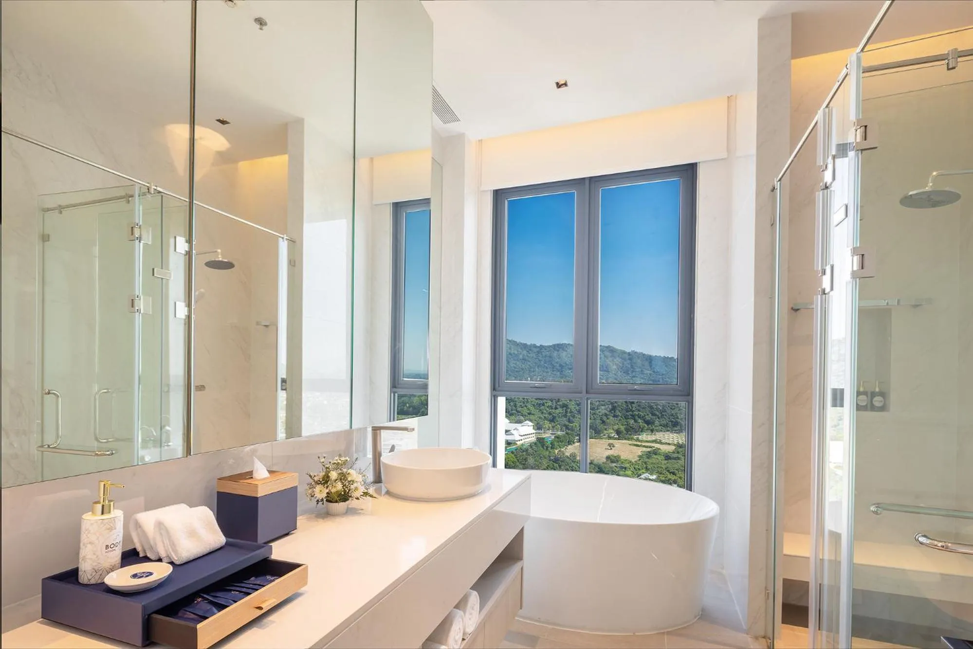 Bath in S Sriracha Hotel & Residence