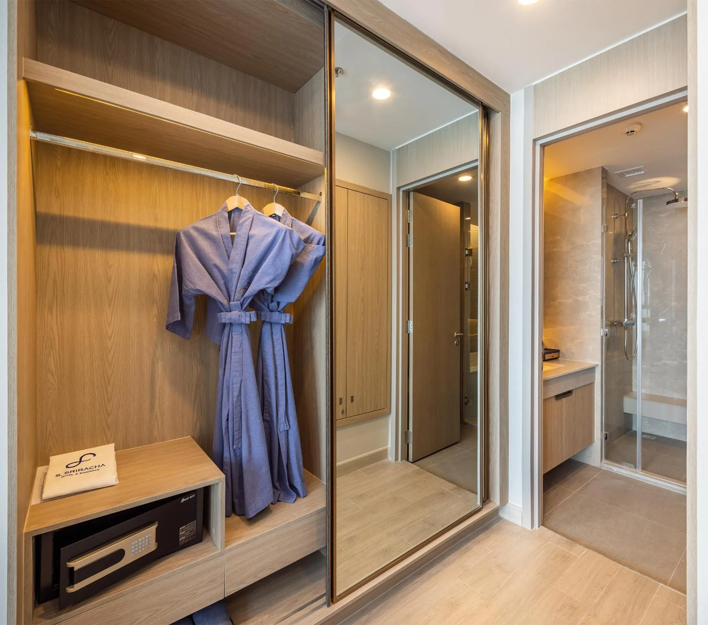 wardrobe in S Sriracha Hotel & Residence