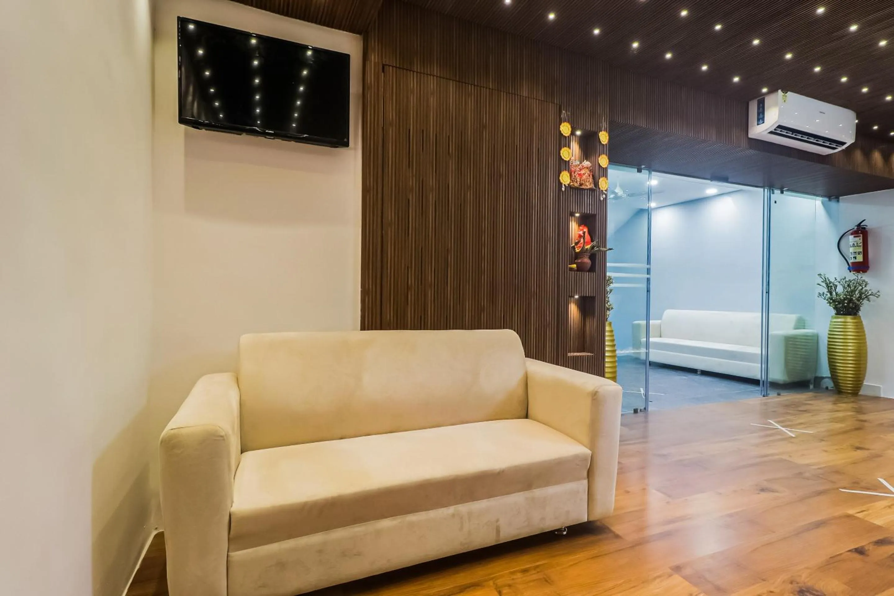 Lobby or reception in Super Townhouse Marina