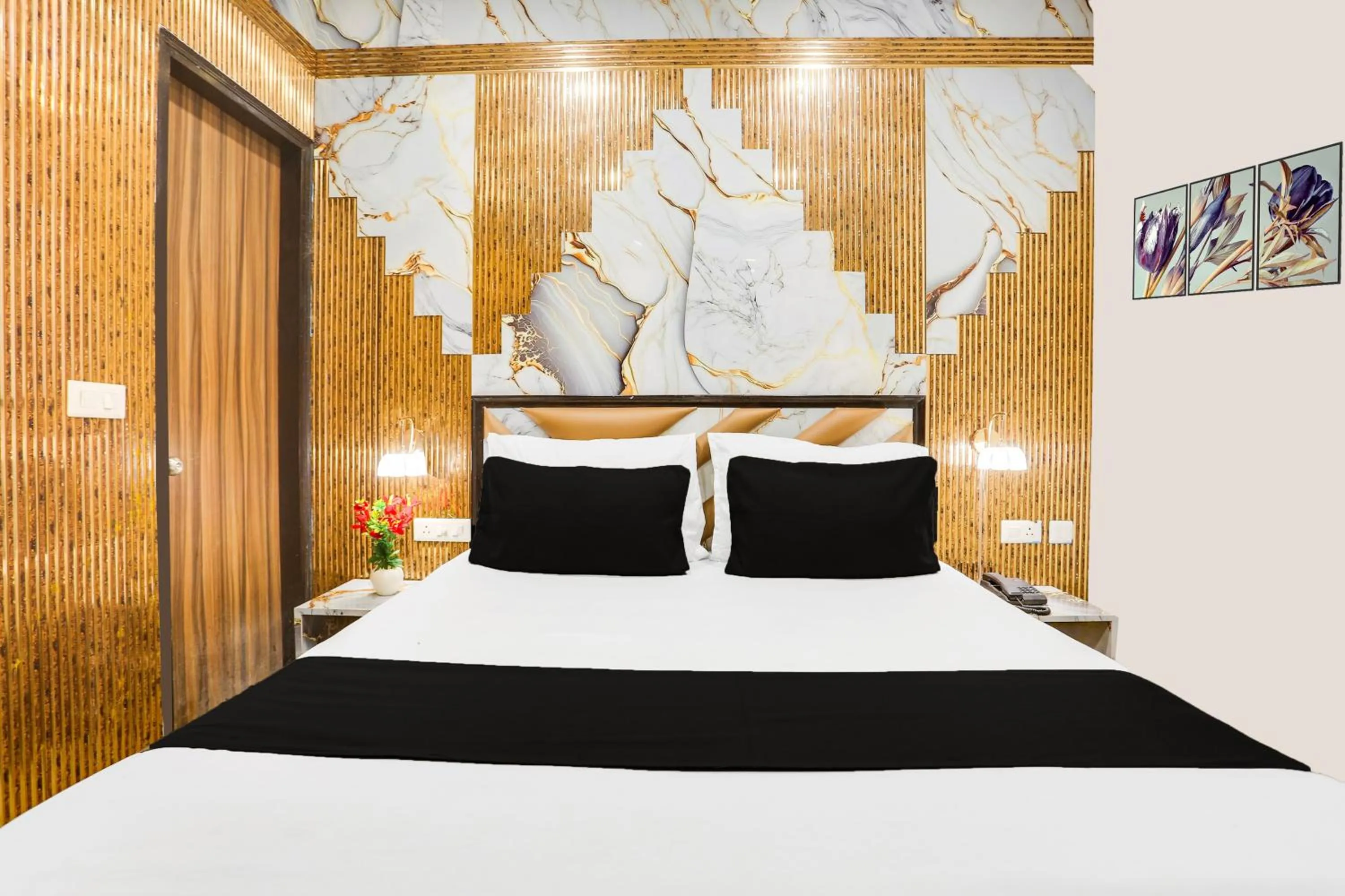 Bedroom in Collection O Golden Key Near TDI Mall